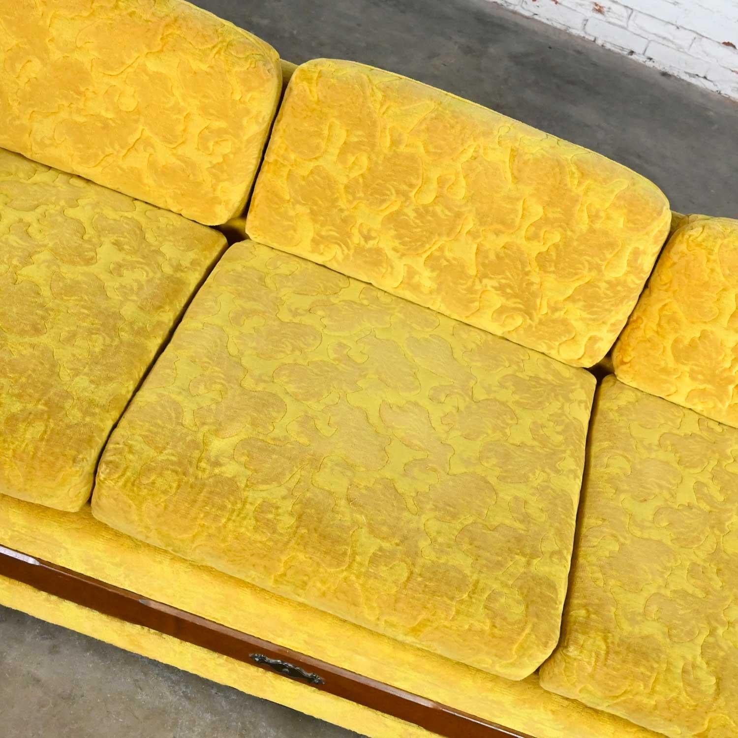 Canapé en tissu texturé doré de style néo-espagnol vintage tourné avec côtés en fuseau en vente 3
