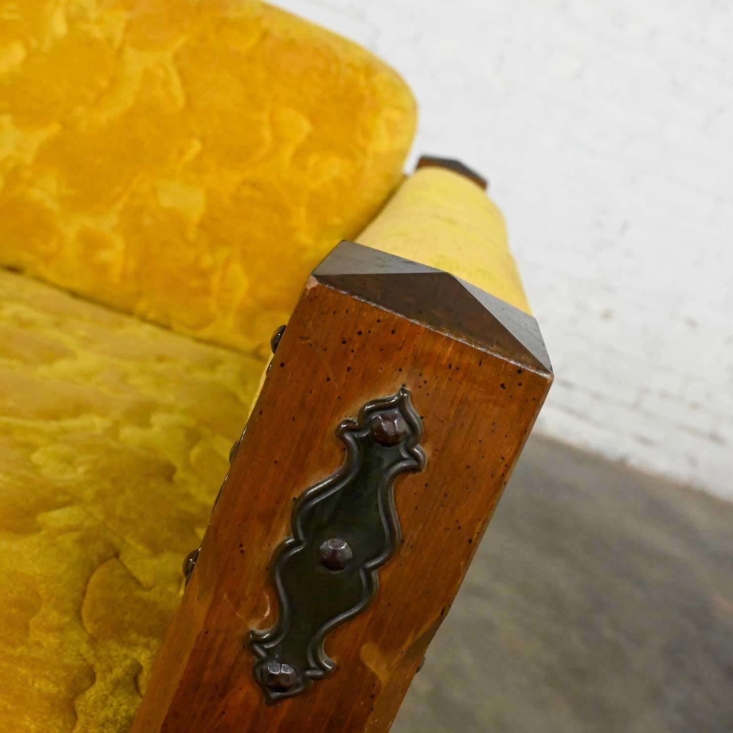 Canapé en tissu texturé doré de style néo-espagnol vintage tourné avec côtés en fuseau en vente 5