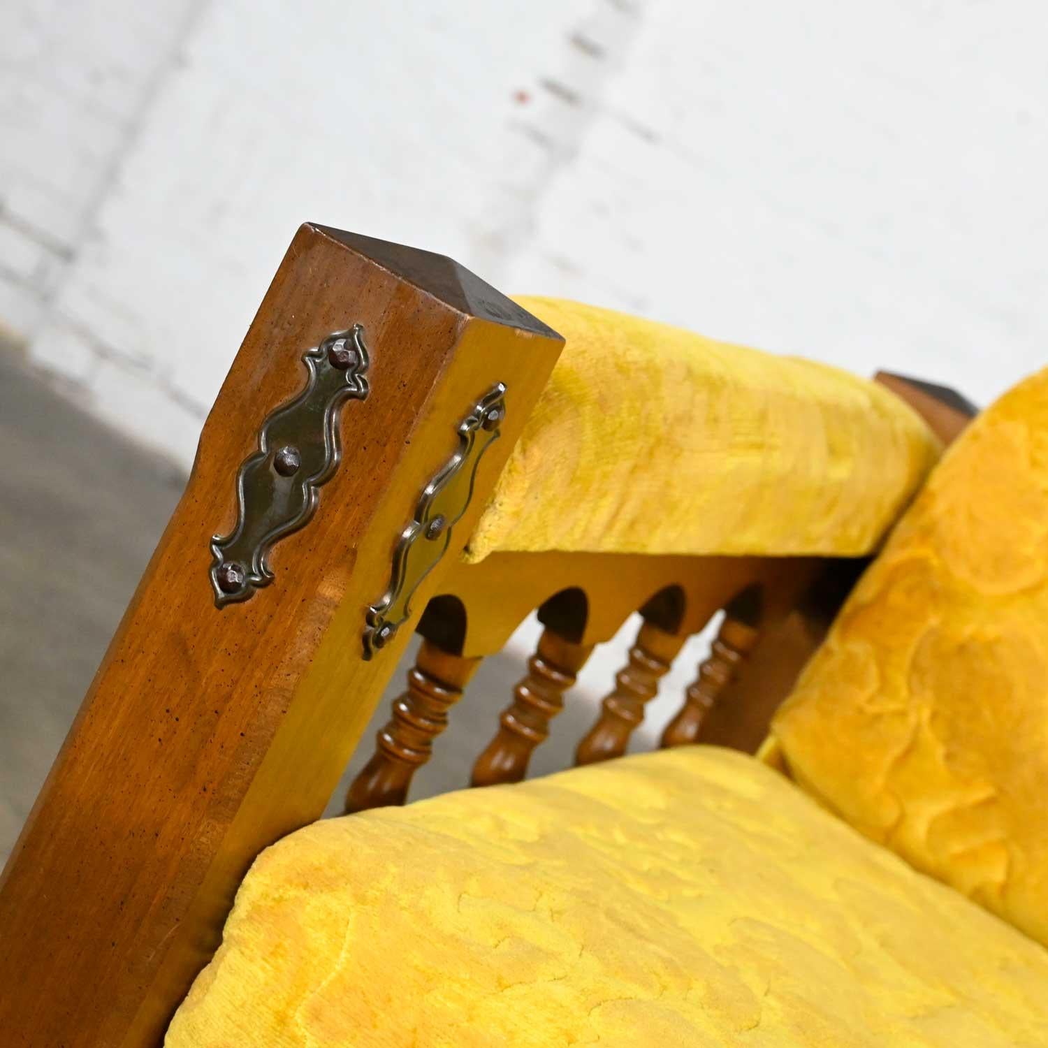 Canapé en tissu texturé doré de style néo-espagnol vintage tourné avec côtés en fuseau en vente 6
