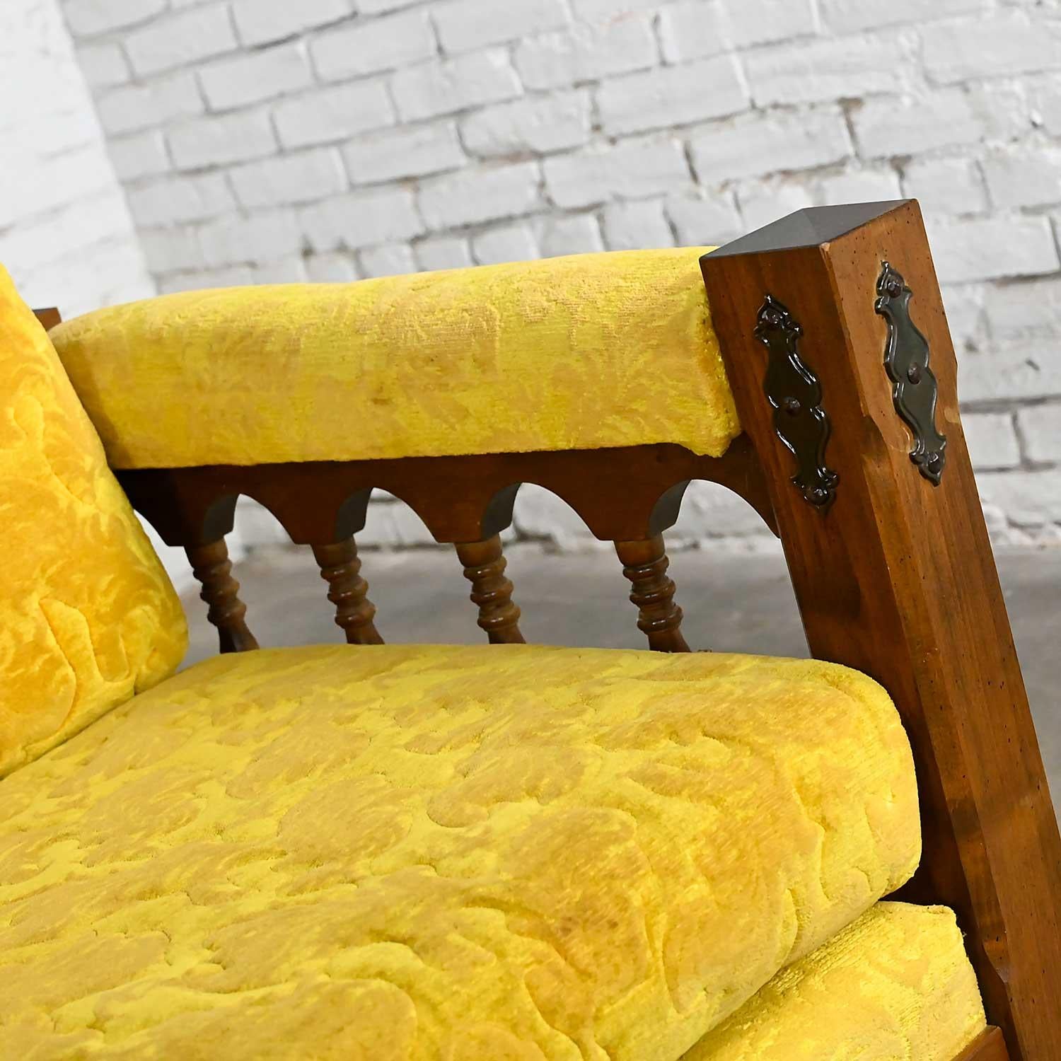 Canapé en tissu texturé doré de style néo-espagnol vintage tourné avec côtés en fuseau en vente 7
