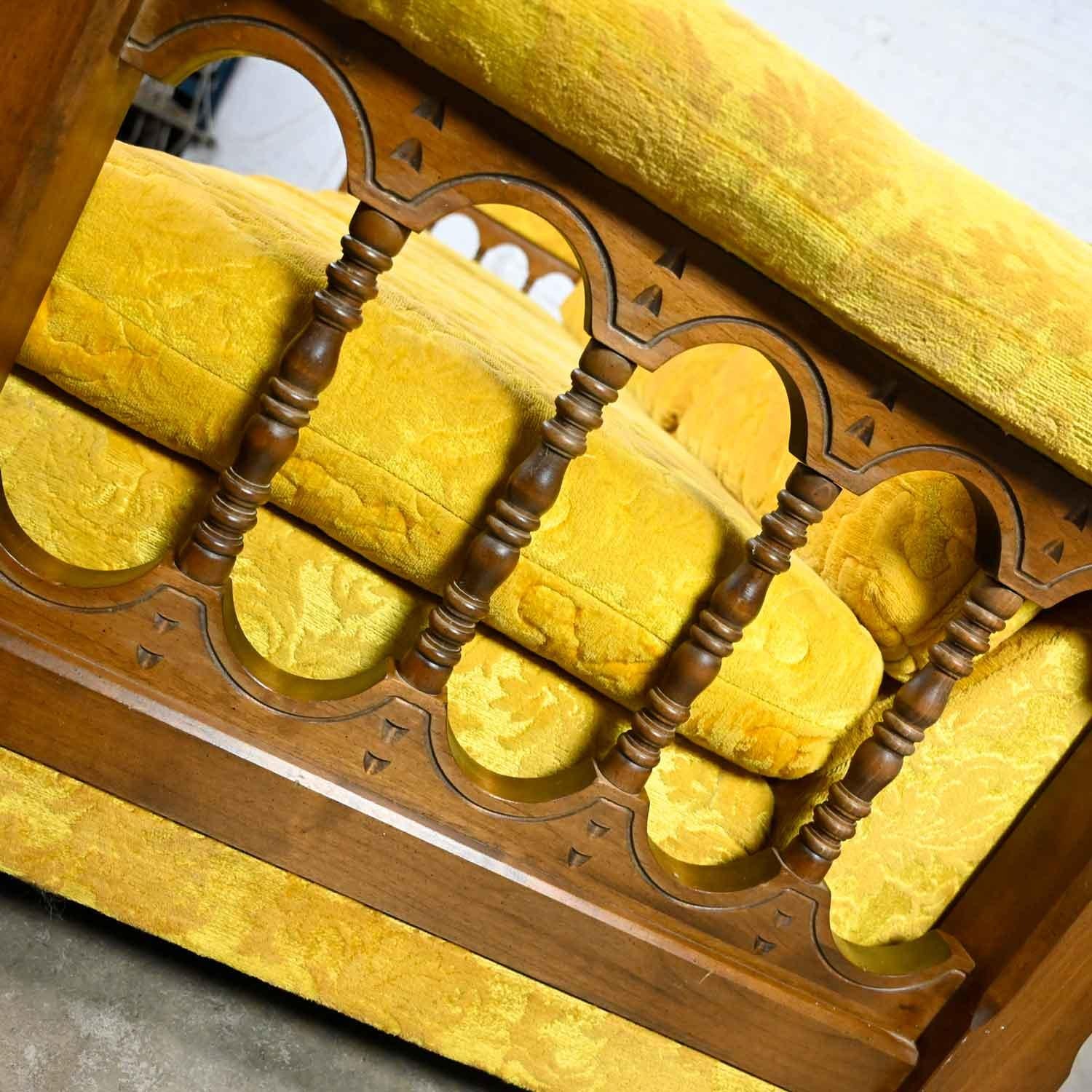 Canapé en tissu texturé doré de style néo-espagnol vintage tourné avec côtés en fuseau en vente 8