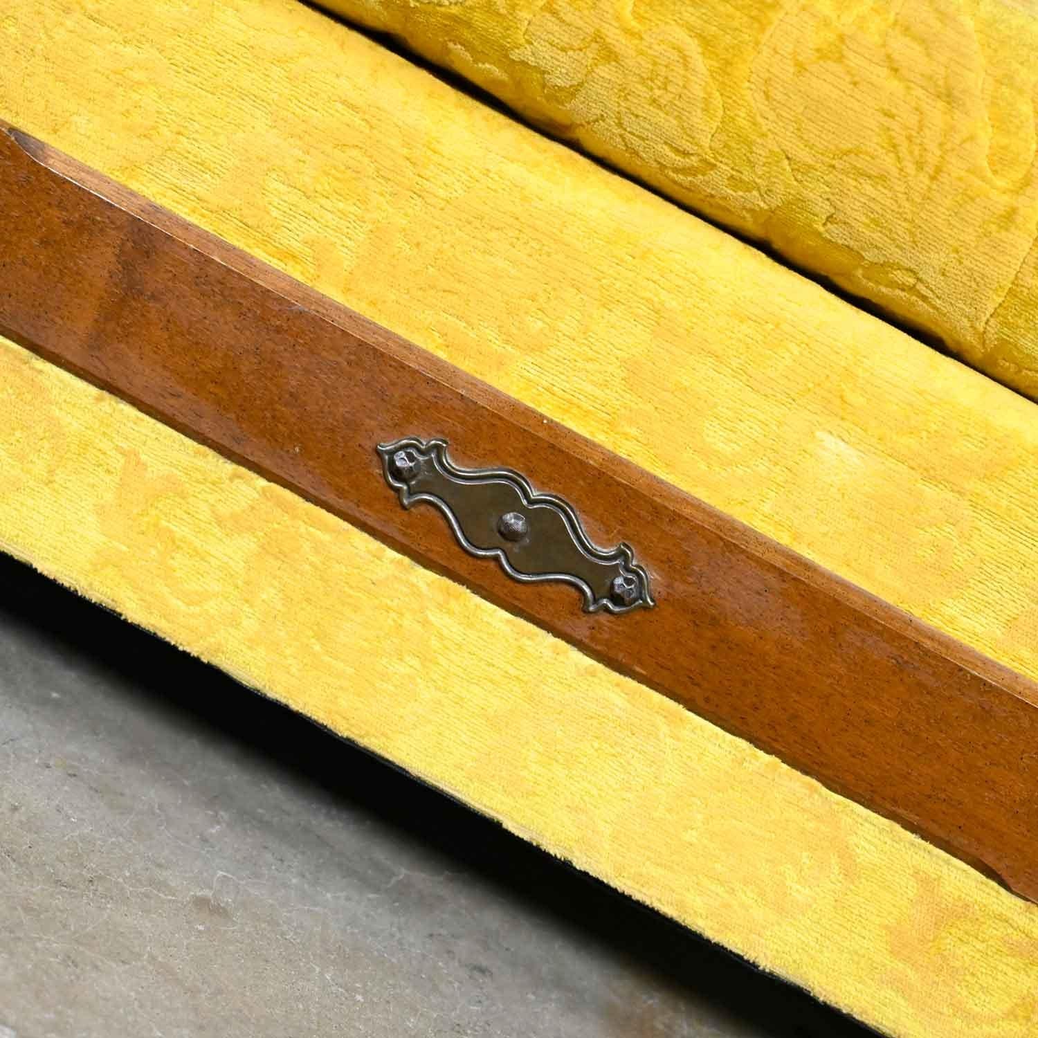 Canapé en tissu texturé doré de style néo-espagnol vintage tourné avec côtés en fuseau en vente 9