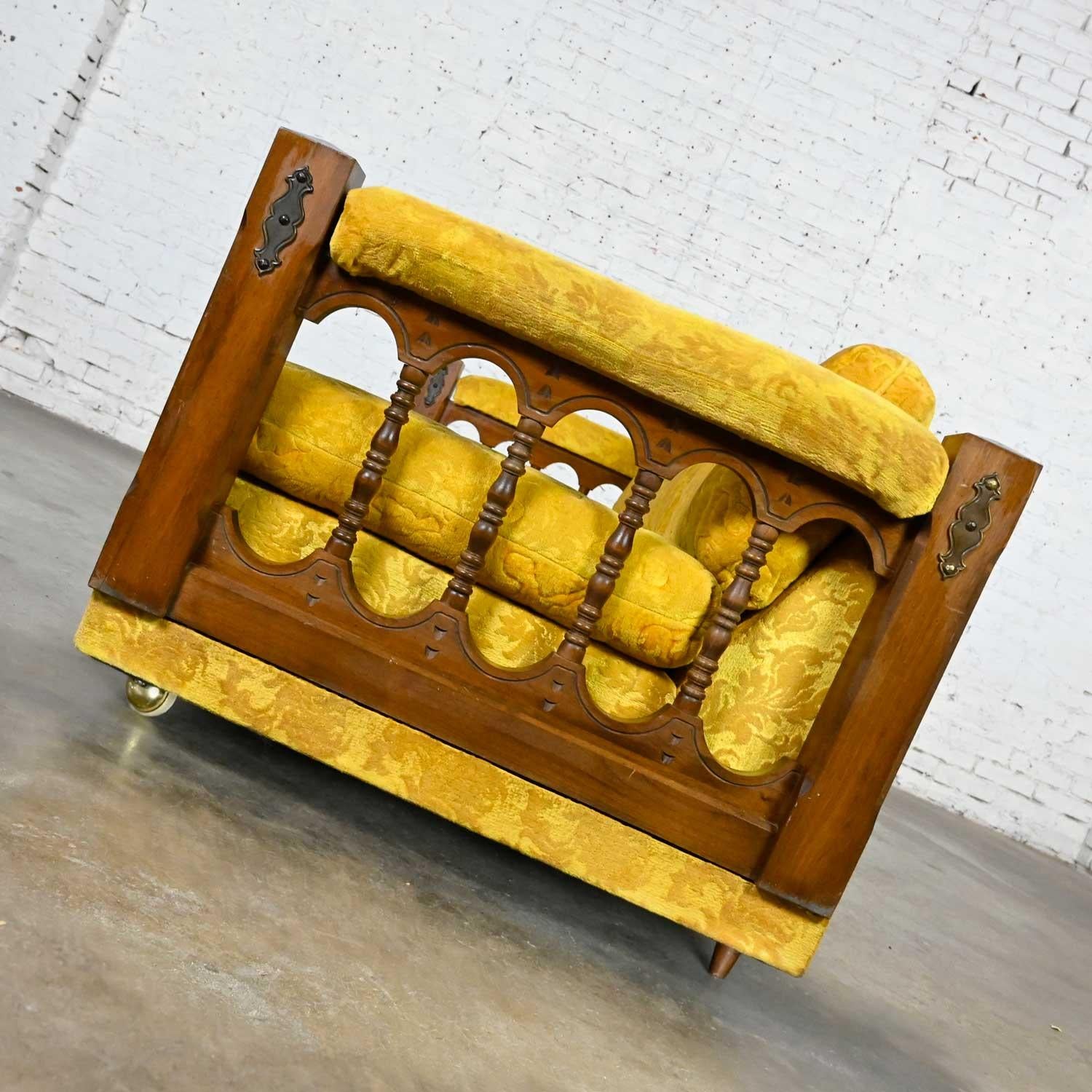 Canapé en tissu texturé doré de style néo-espagnol vintage tourné avec côtés en fuseau Bon état - En vente à Topeka, KS