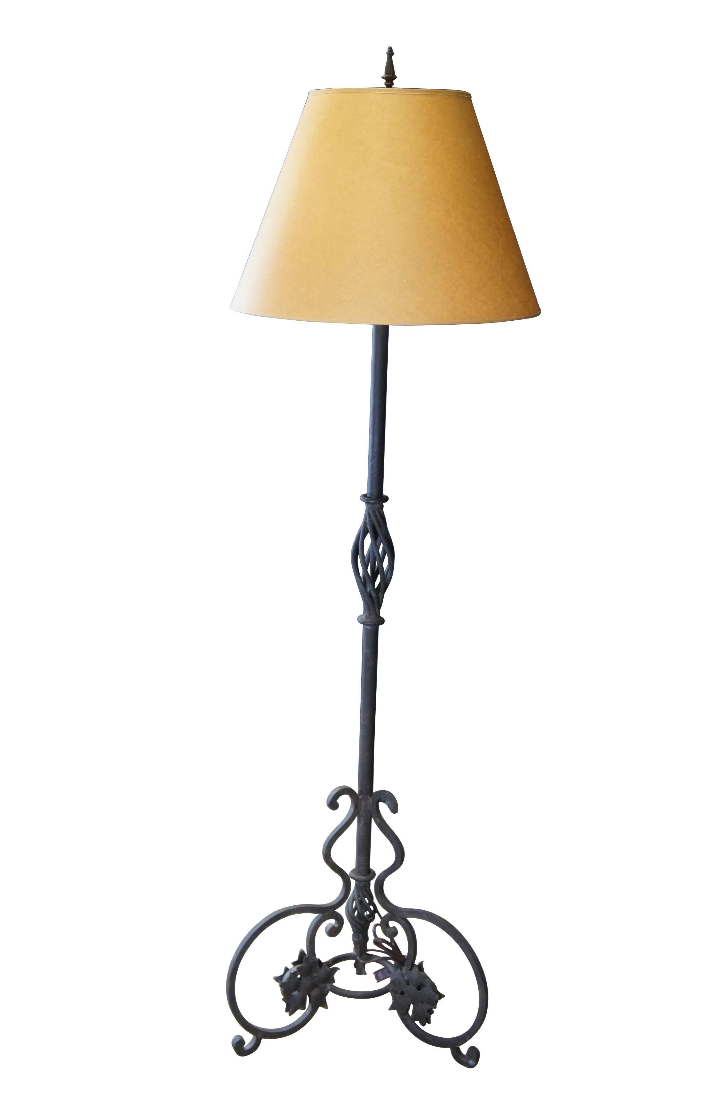 Colonial espagnol Vintage Spanish Revive Ornate Scrolled Wrought Iron Floor Lamp Reading Light (lampe de sol en fer forgé) en vente