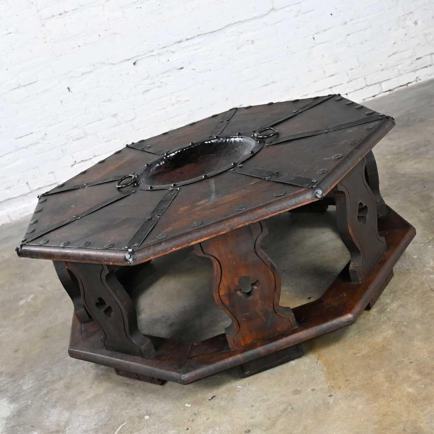 Vintage Spanish Revival Rustic Brazier Coffee Table Style Artes De Mexico Intern In Good Condition In Topeka, KS