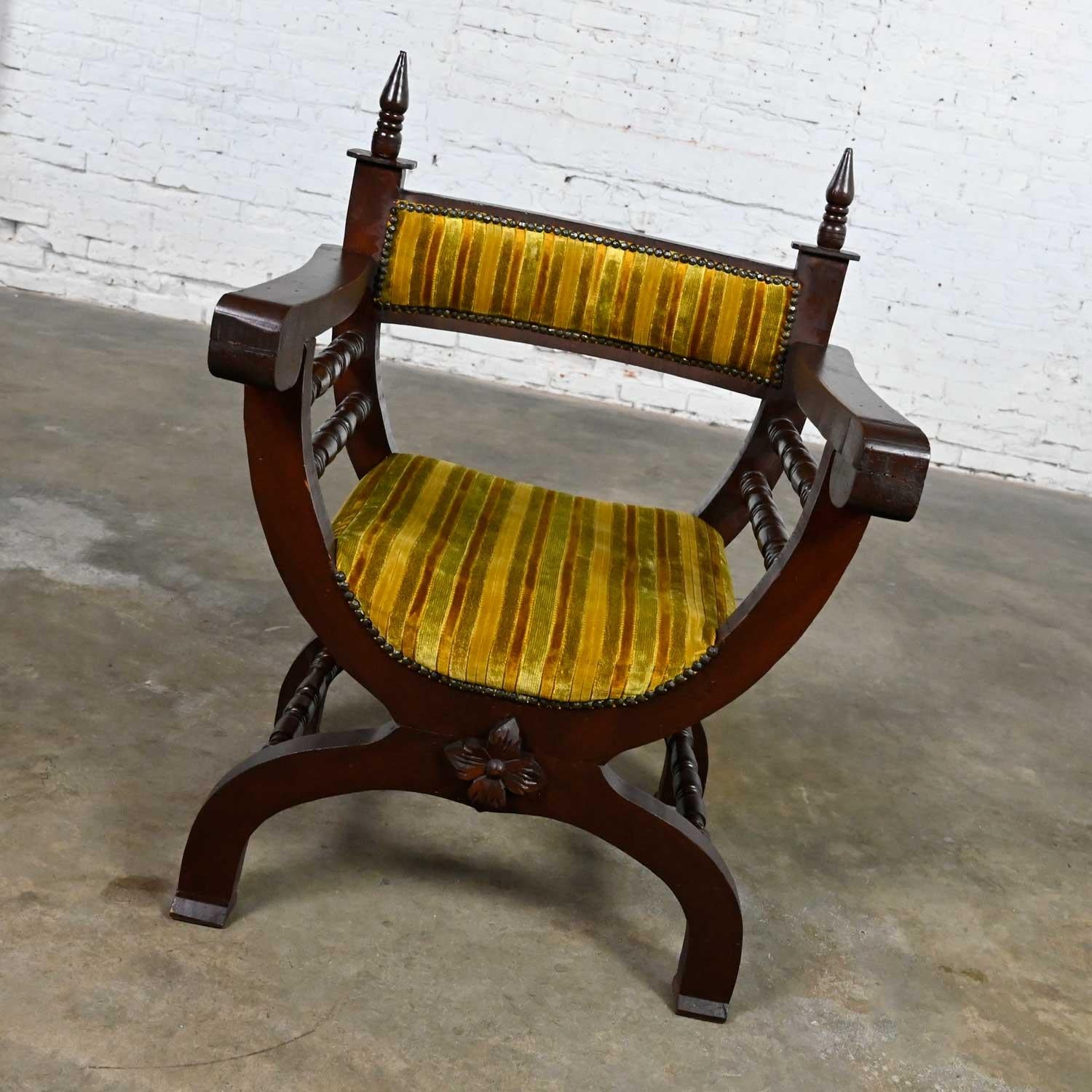 Superbe chaise vintage Spanish Revival Savonarola ou Curule avec tissu chenille velouté et détails de têtes de clous en acier martelé. Très bon état, tout en gardant à l'esprit qu'il s'agit d'un produit vintage et non neuf, qui présente donc des