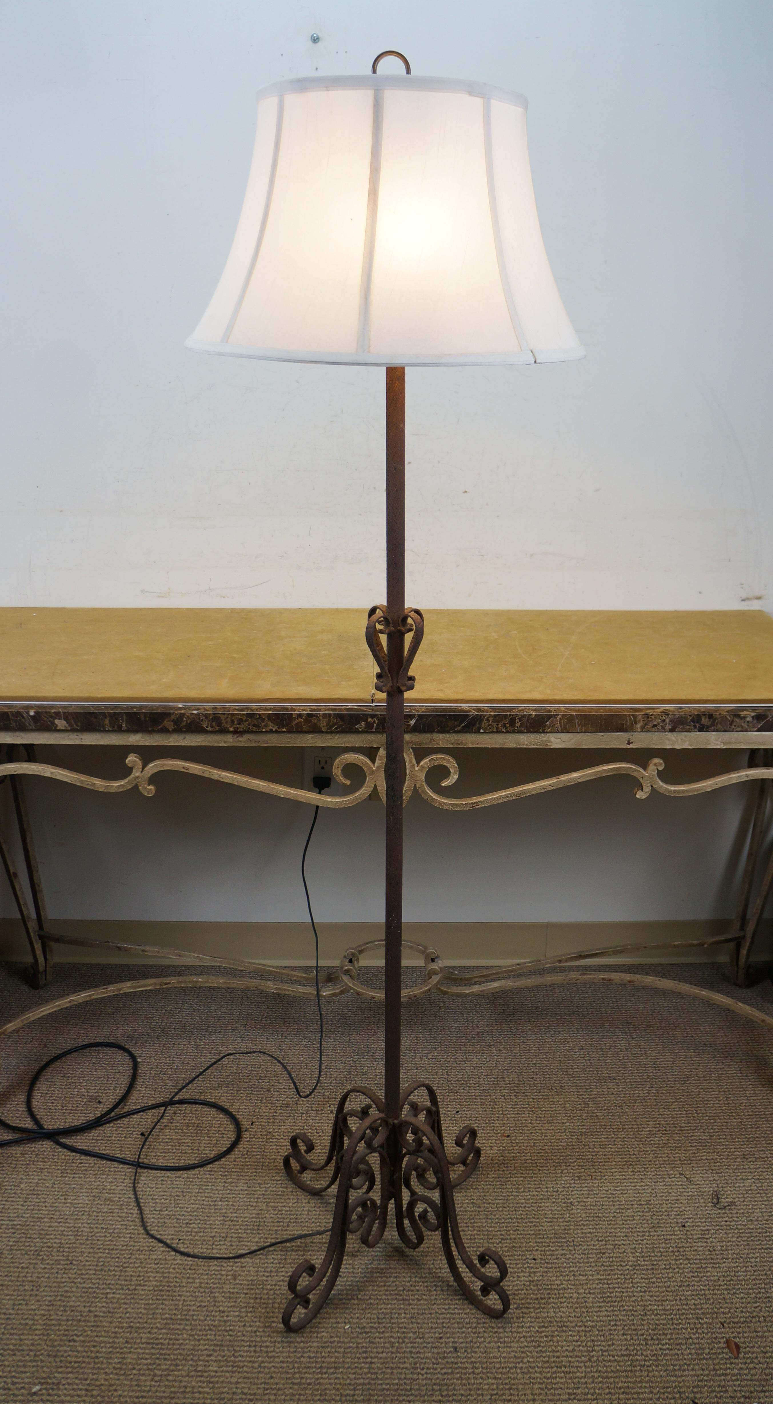 Vintage Spanish Revival Zwei Licht Scrolled Schmiedeeisen Stehlampe 62