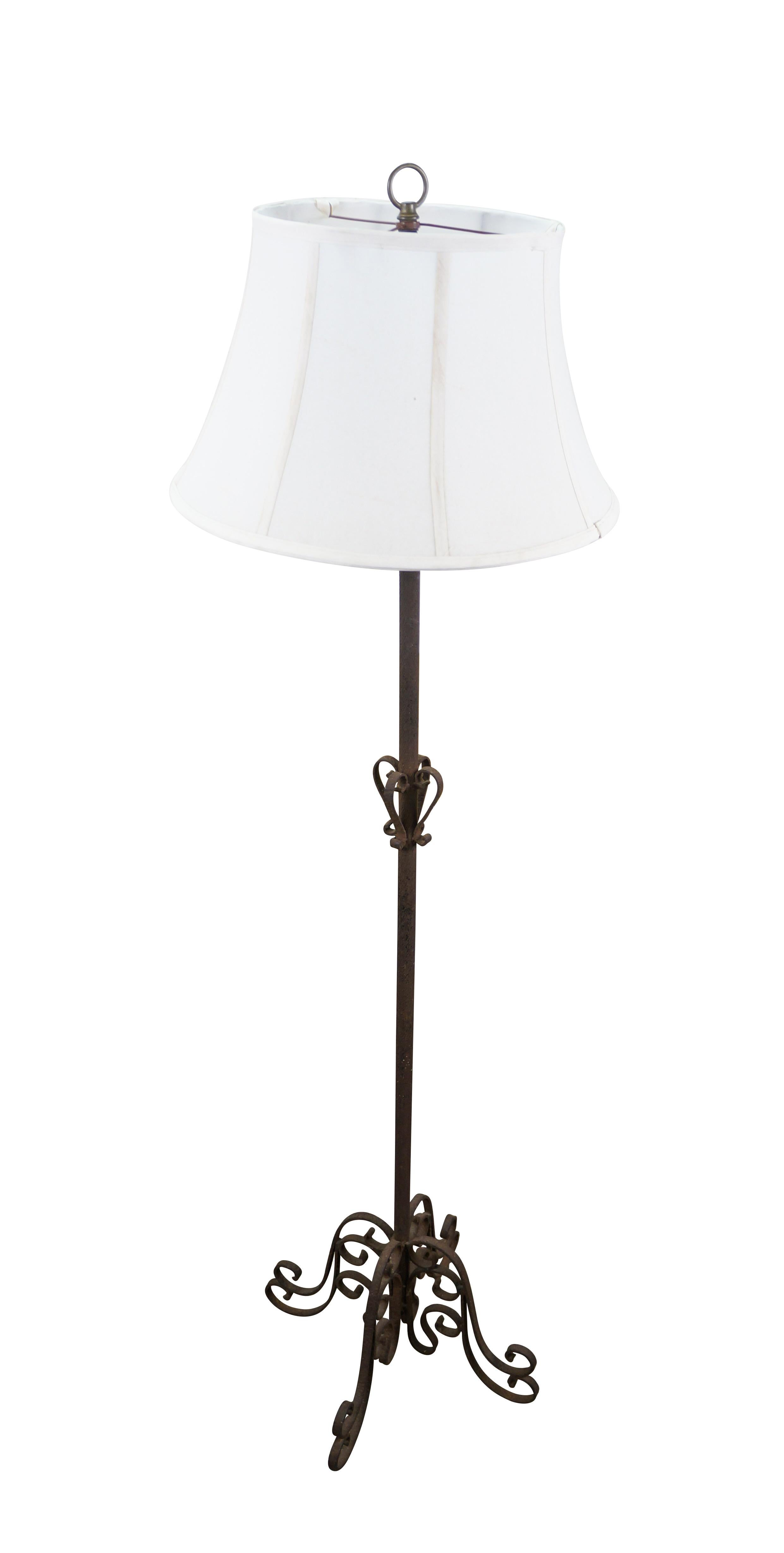 Vintage 20. Jahrhundert Schmiedeeisen Stehlampe / zwei Licht Leselampe mit einem gotischen / spanischen Stil scrollwork Basis und verschnörkelten Akzent in der Mitte des Pfostens. Halterung für zwei Zugkettensteckdosen. Mit ringförmigem Endstück und