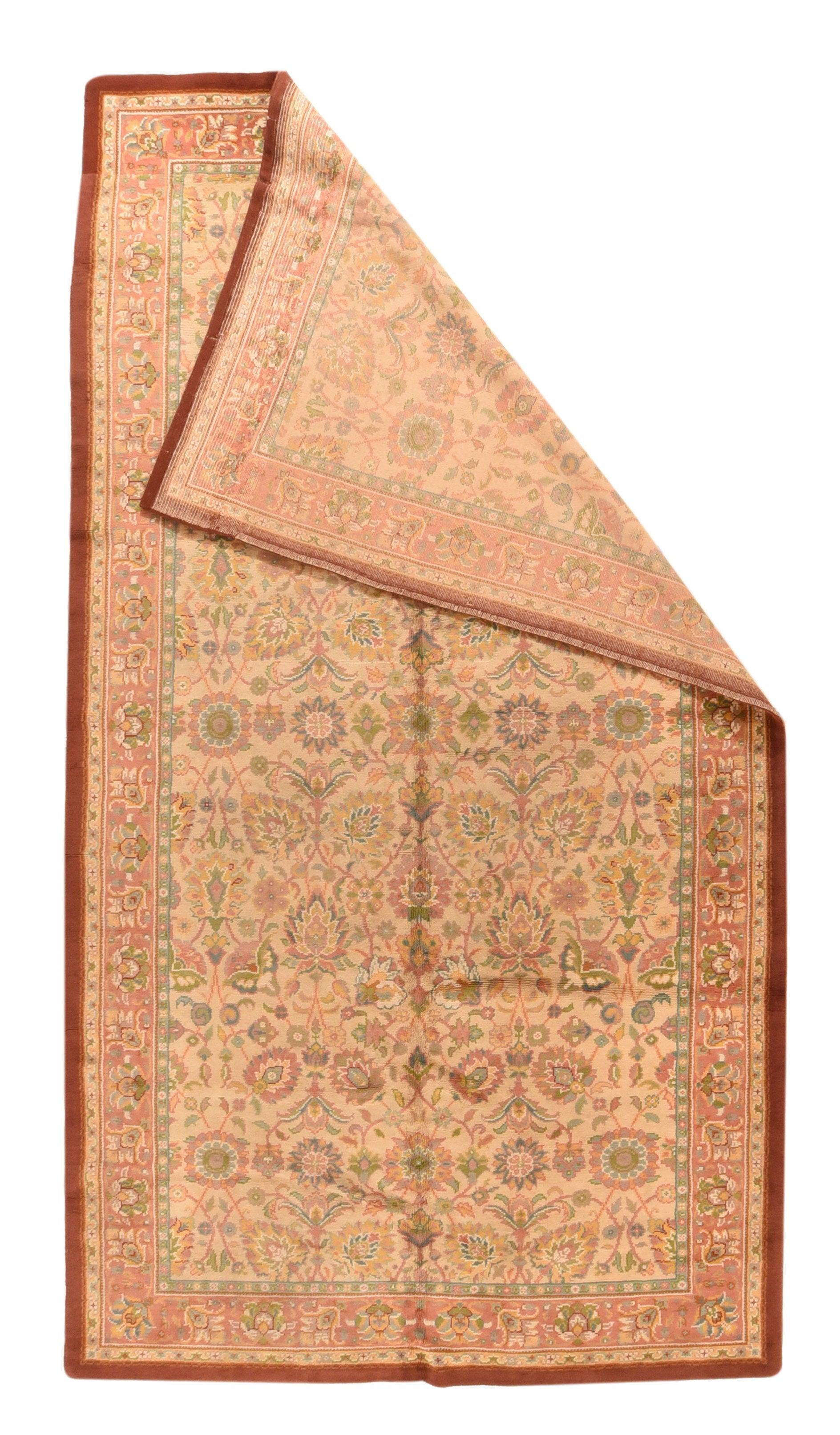Vintage Spanish Rug 6'9'' x 12'8''. Die unifarbene rote Außenbordüre ist die einzige satte Farbe in diesem leicht getönten, mittelschweren, langen Teppich mit einem stroh-ecru-farbenen Feld, dessen Allover-Muster aus aufrechten Blütenpalmetten,