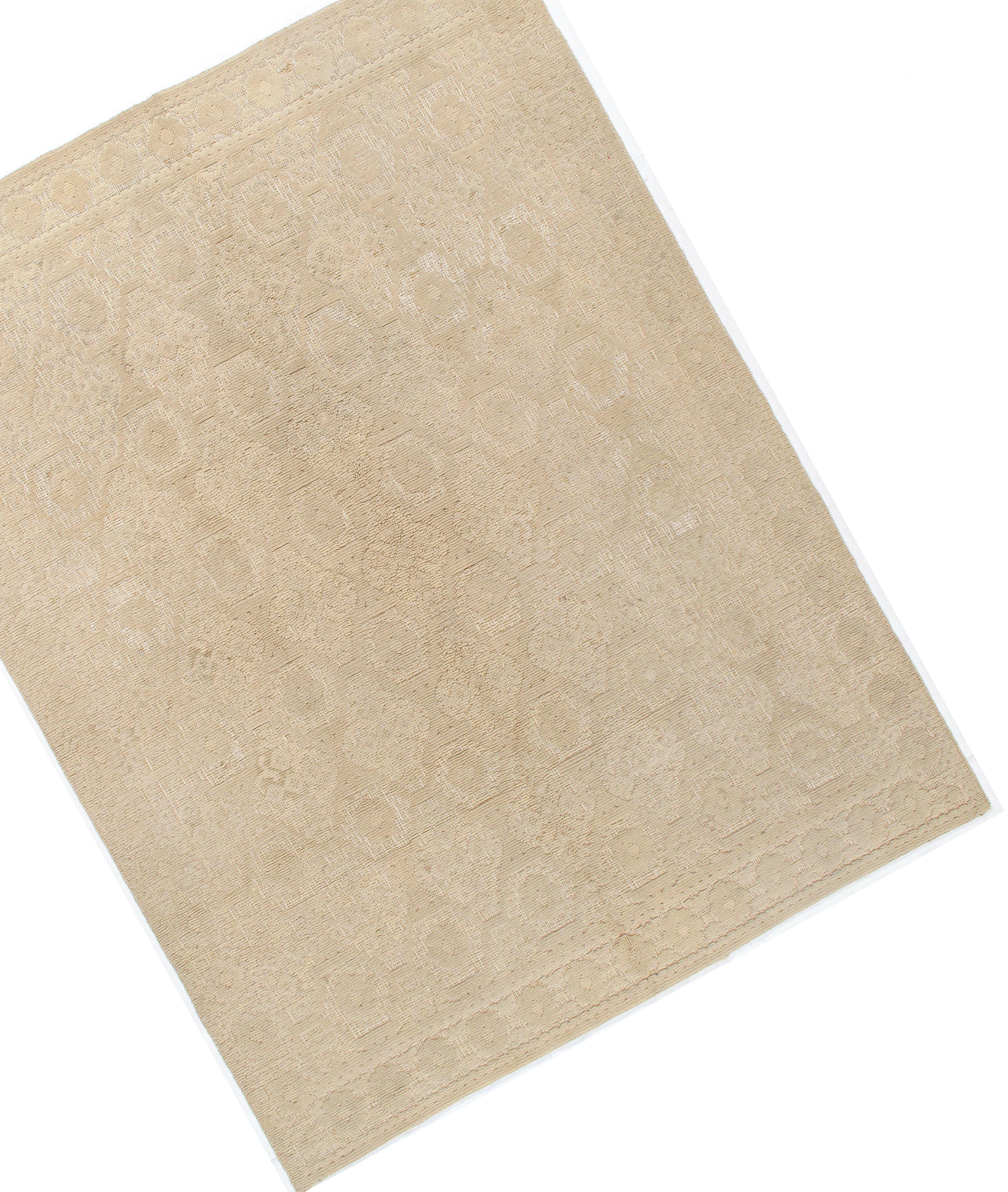 Tapis espagnol vintage 7' x 9'2. Caractère, tradition, motif et palette convergent dans ce magnifique tapis espagnol vintage, tissé à la main avec une texture de poils hauts et bas.