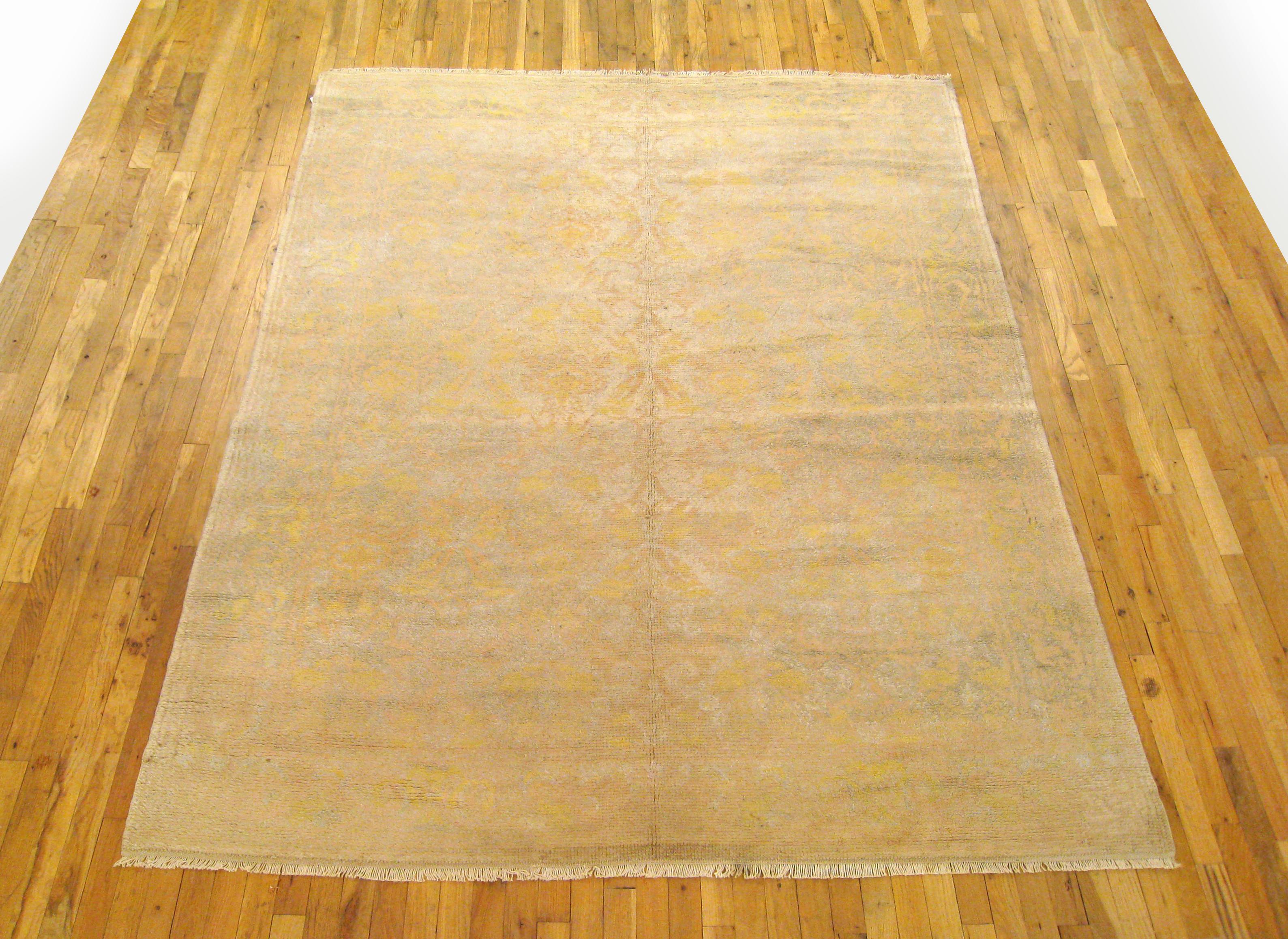 Vintage By Spanisch  Teppich, Zimmergröße, um 1940

Ein einzigartiger spanischer Vintage-Teppich, handgeknüpft mit kurzem Wollflor. Dieser schöne Teppich zeichnet sich durch ein sich wiederholendes und kompliziertes Muster auf dem grauen Grundfeld