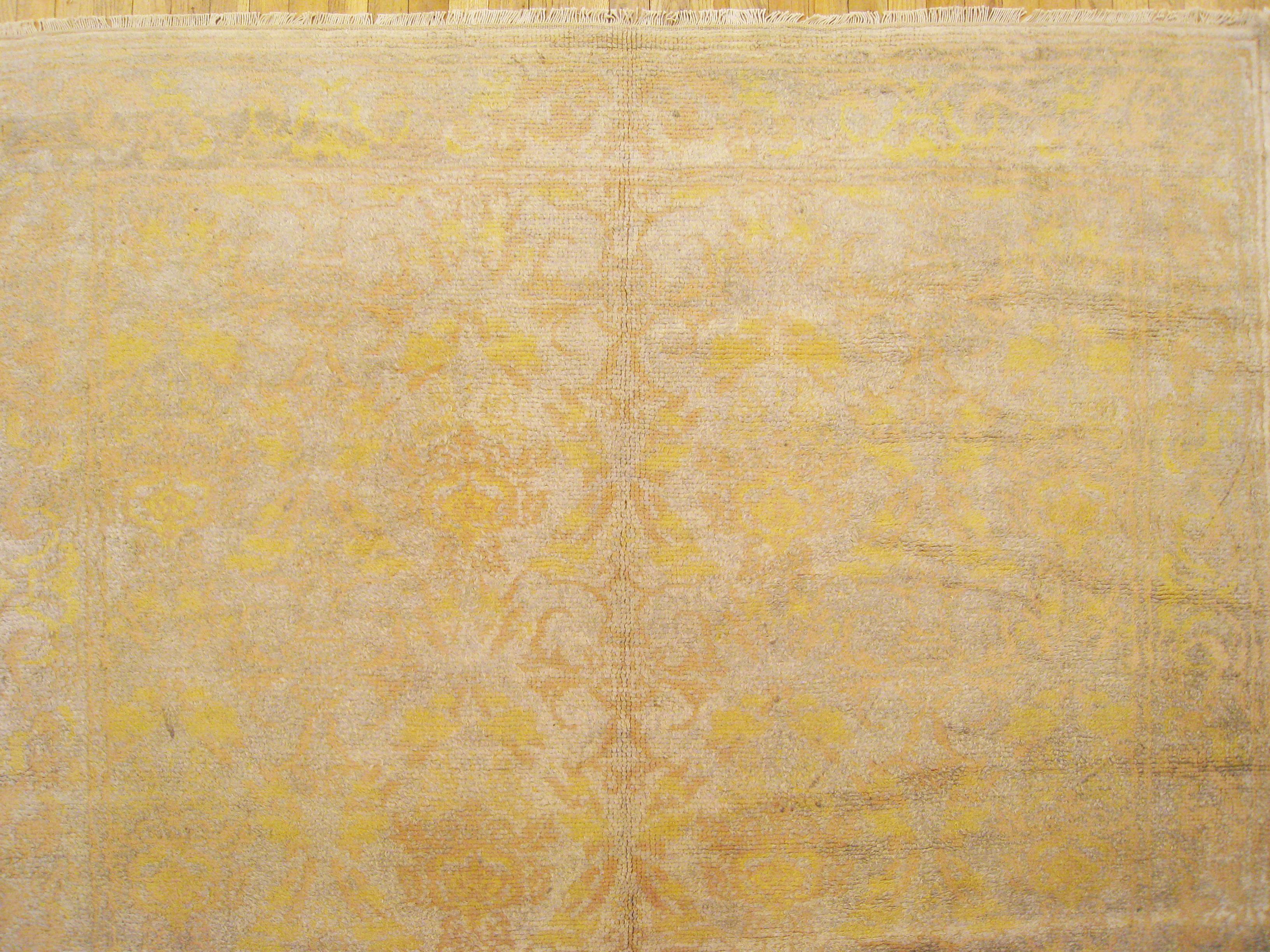 Spanischer Vintage-Teppich, in Zimmergröße, mit wiederkehrendem und kompliziertem Design (Mitte des 20. Jahrhunderts) im Angebot
