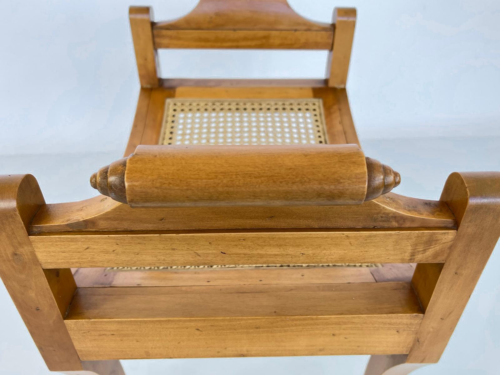 Sgabello vintage in legno di raso spagnolo con sedile a canne e braccioli a volute in vendita 3
