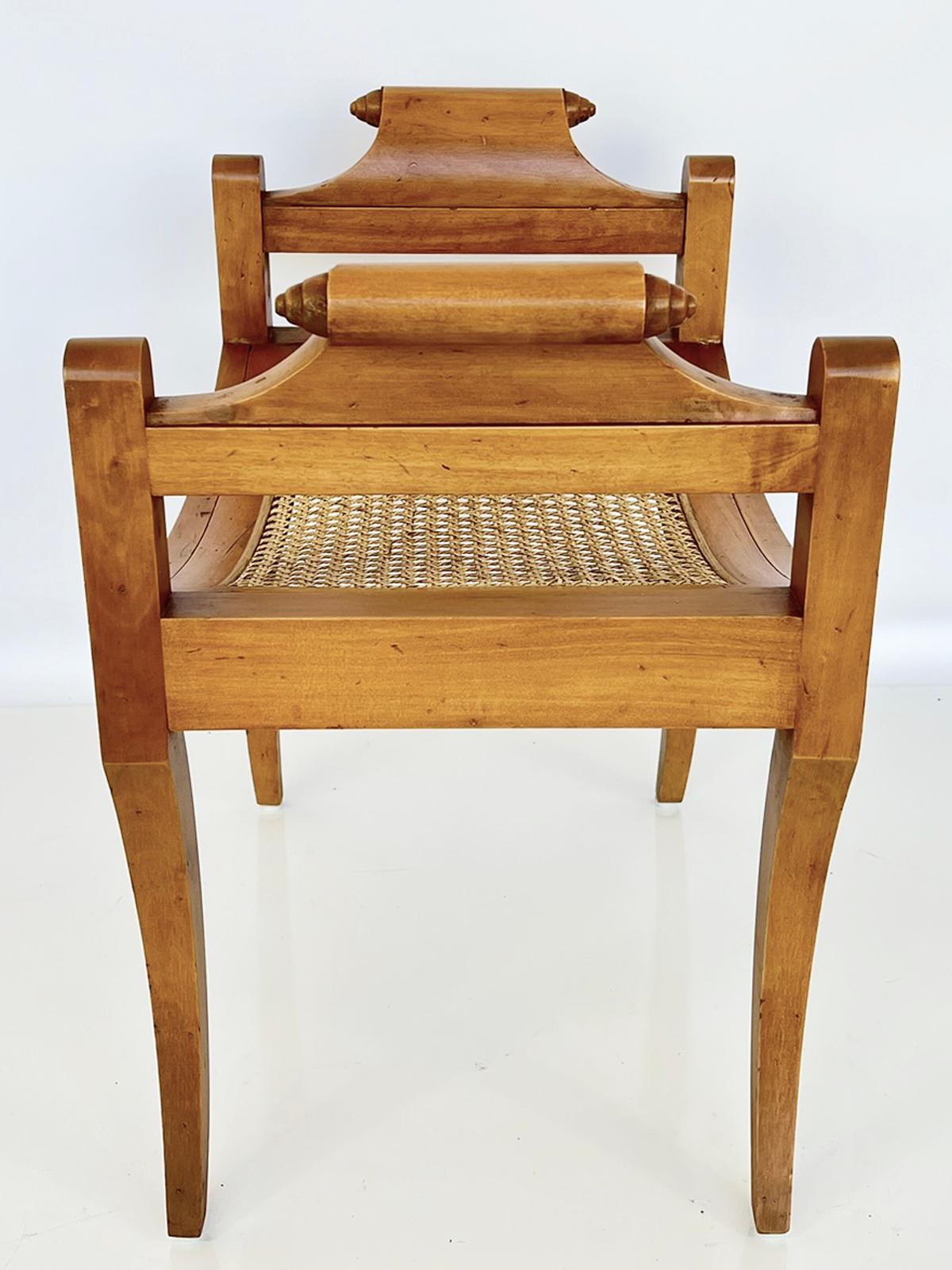 Hollywood Regency Sgabello vintage in legno di raso spagnolo con sedile a canne e braccioli a volute in vendita