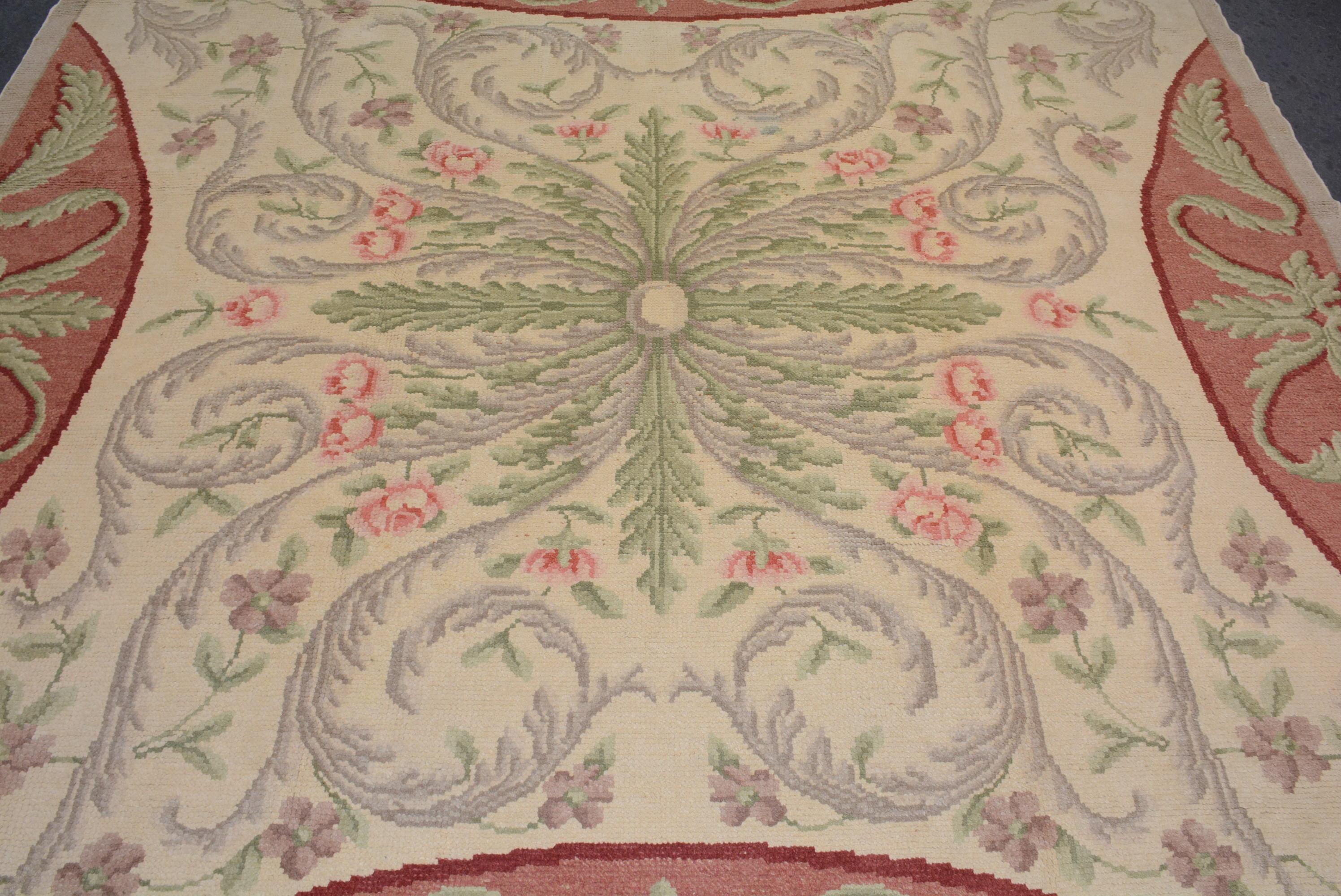Sous la direction de Pierre Dupont et Simon Lourdet, la production de tapis a commencé en France au début du 17e siècle. En 1608, un atelier a été créé au Louvre, suivi par l'établissement d'une installation plus grande dans une ancienne usine de