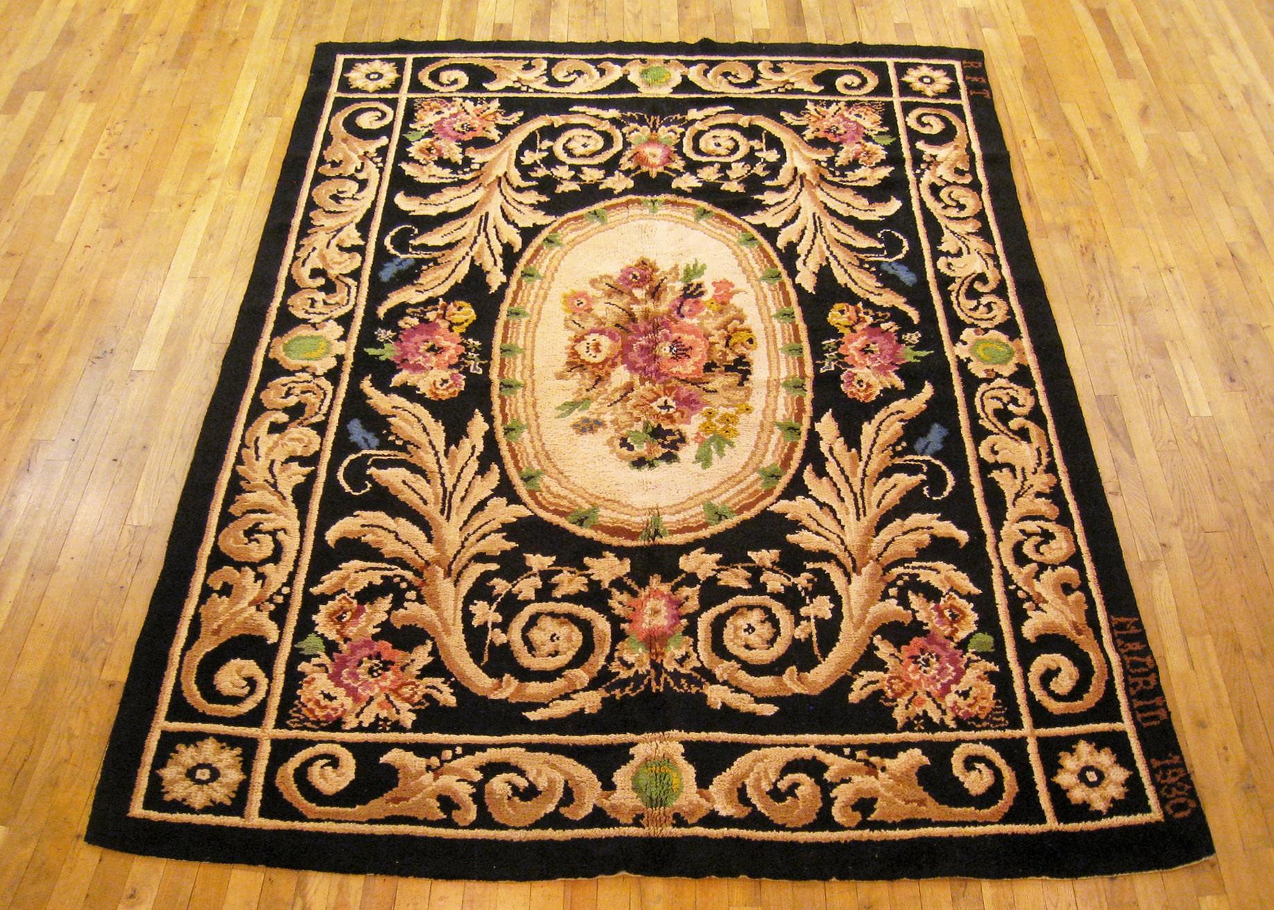 Spanischer Vintage Savonnerie-Teppich, Zimmergröße, um 1930.

Ein einzigartiger europäischer Savonnerie-Orienteppich, handgeknüpft mit kurzem Wollflor. Dieser schöne Teppich zeigt ein zentrales Medaillon auf einem schwarzen Grundfeld mit schwarzer