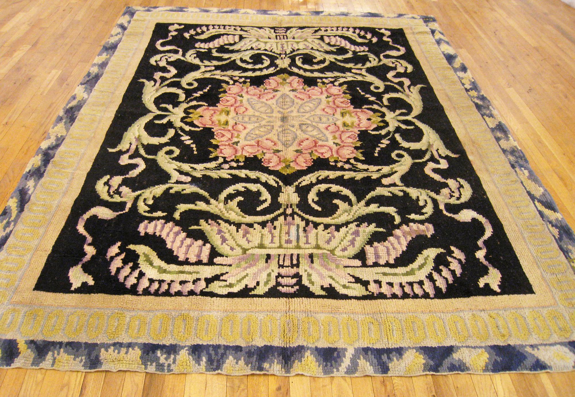 Spanischer Vintage Savonnerie-Teppich, Zimmergröße, um 1932

Ein einzigartiger europäischer Savonnerie-Oriental-Teppich, handgeknüpft mit kurzem Wollflor. Dieser schöne Teppich zeigt ein zentrales Medaillon auf dem schwarzen Grundfeld mit einer