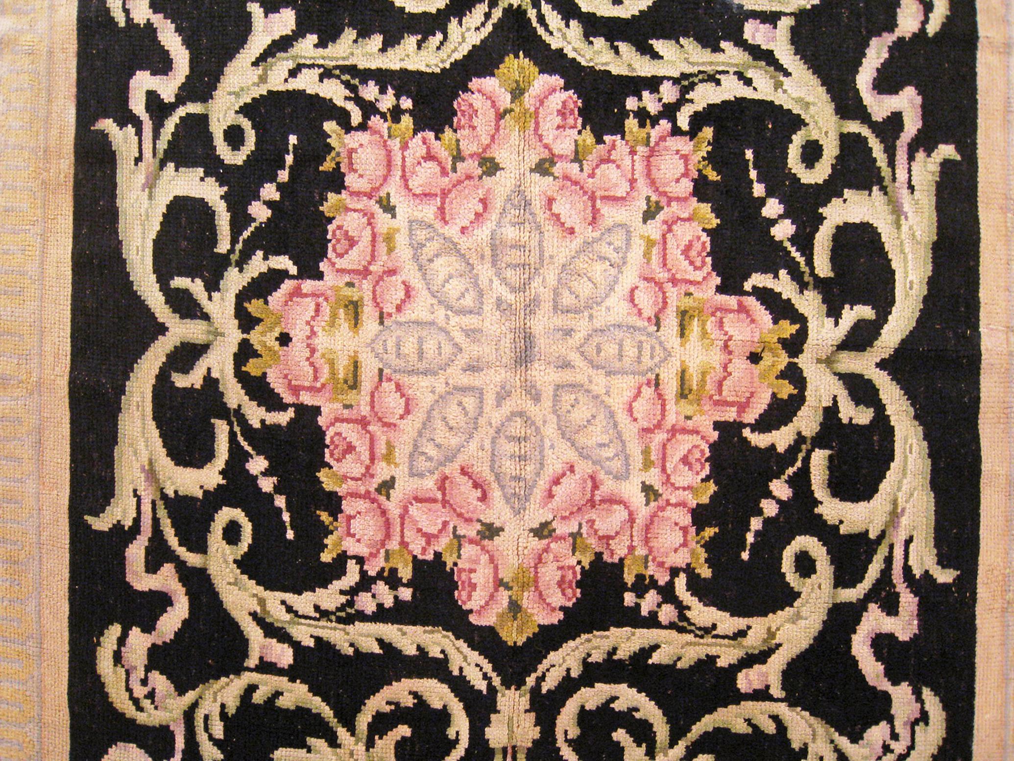 Spanischer Savonnerie-Teppich in Zimmergröße, mit zentralem Medaillon (Wolle) im Angebot