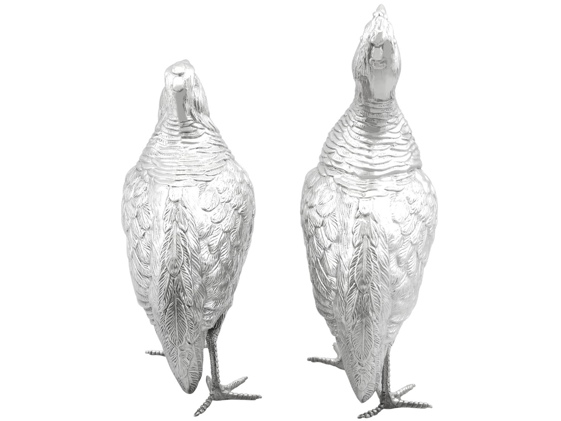 Fina e impresionante pareja de figuritas de pájaros de plata española de época; forman parte de nuestra colección de platería ornamental continental.

Estos excepcionales adornos de mesa de plata española de época han sido modelados con realismo en