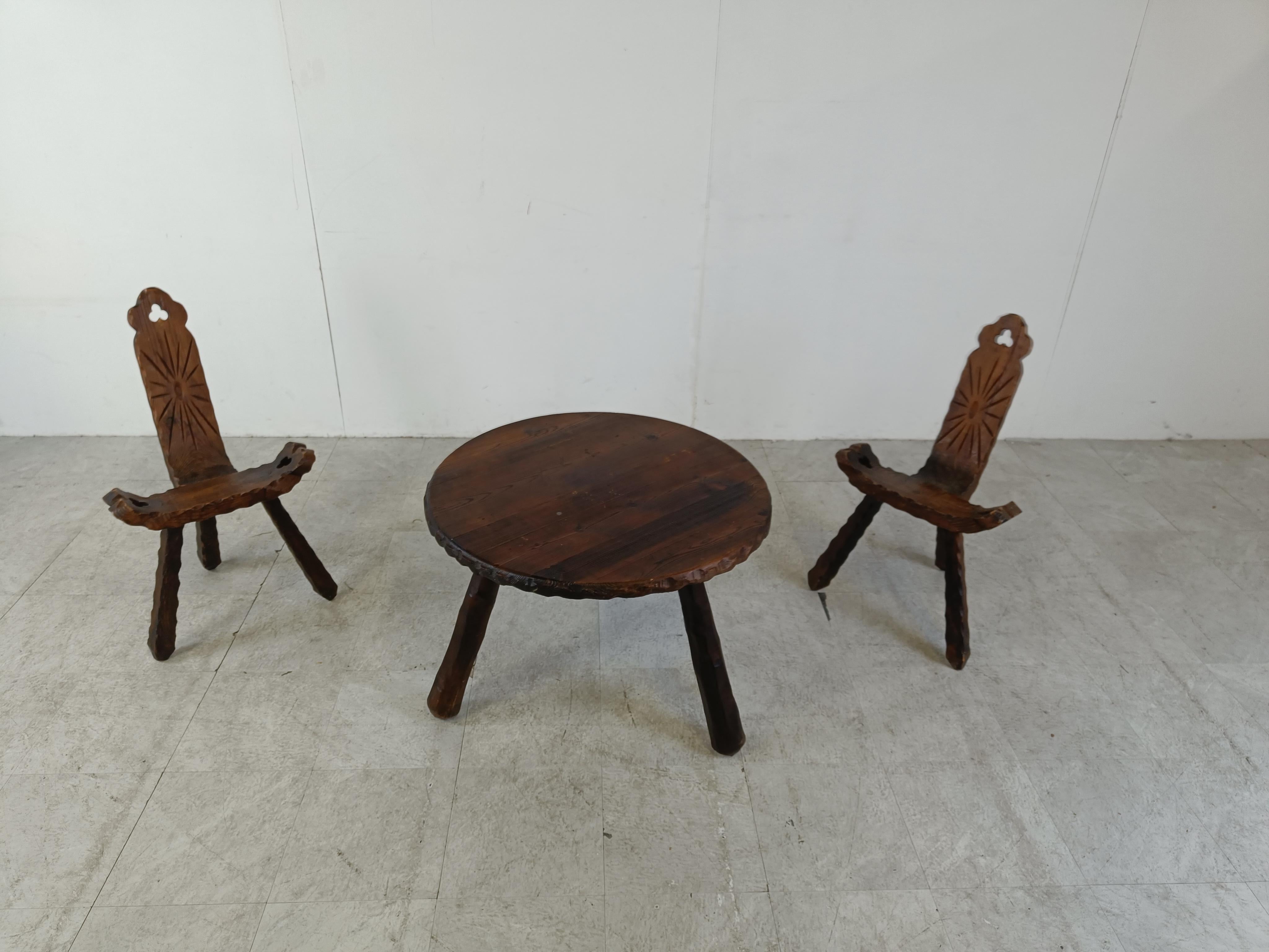 Authentiques tabourets en bois brutalistes espagnols avec table.

Les chaises sont joliment fabriquées avec des pieds en bois massif qui se vissent en place.

Il est rare de trouver un ensemble avec une table assortie.

De superbes pièces