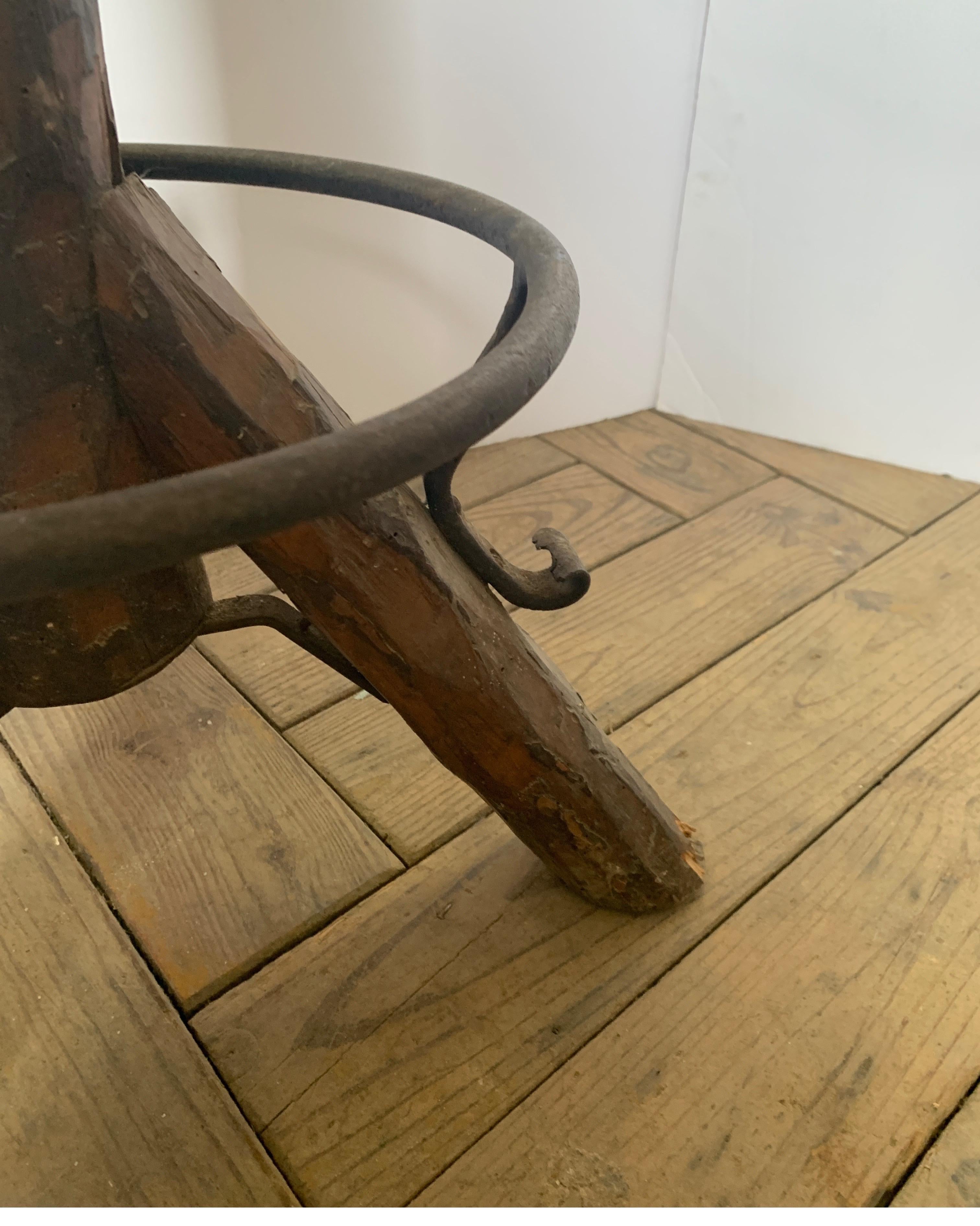 Tabourets de bar espagnols vintage souche avec sièges en cuir de vache Bon état - En vente à Houston, TX