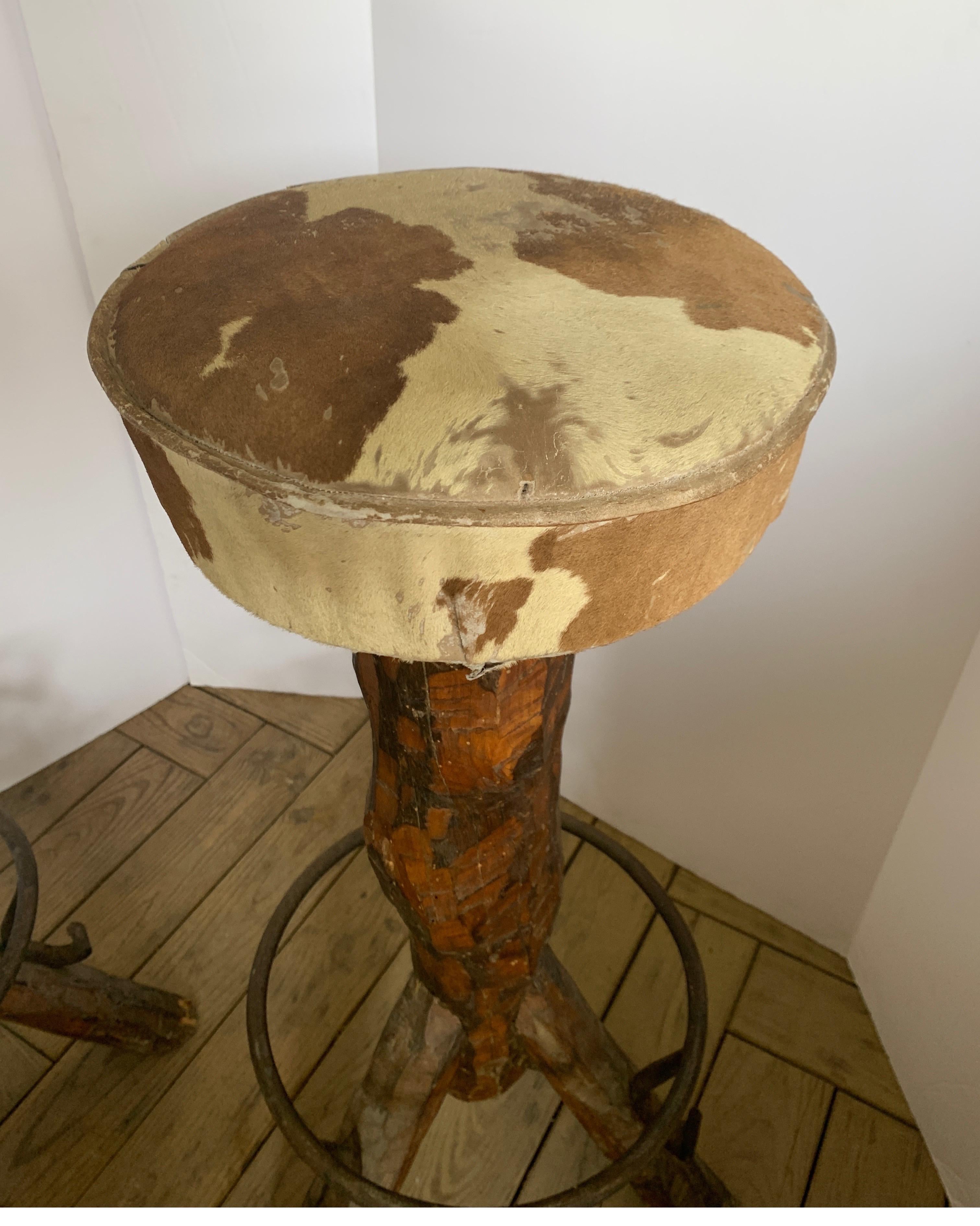 Cuir de vache Tabourets de bar espagnols vintage souche avec sièges en cuir de vache en vente