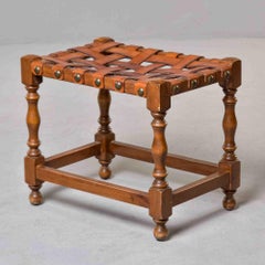 Vintage Spanisch Nussbaum Hocker mit gewebten Ledersitz und Messing Stud Detail