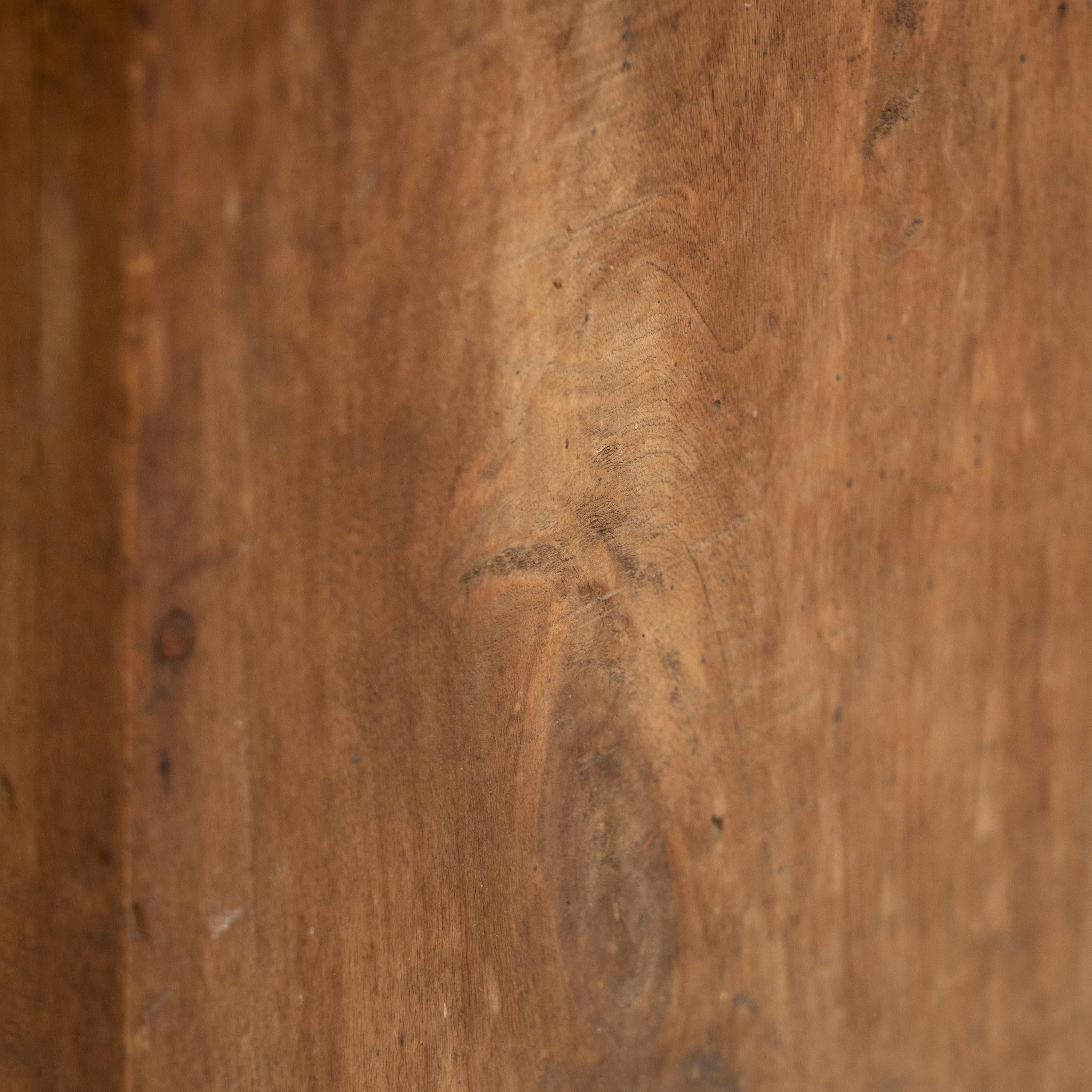 Sgabello vintage in legno spagnolo fatto a mano nel 1960 circa, con una patina elegante e un design senza tempo in vendita 3