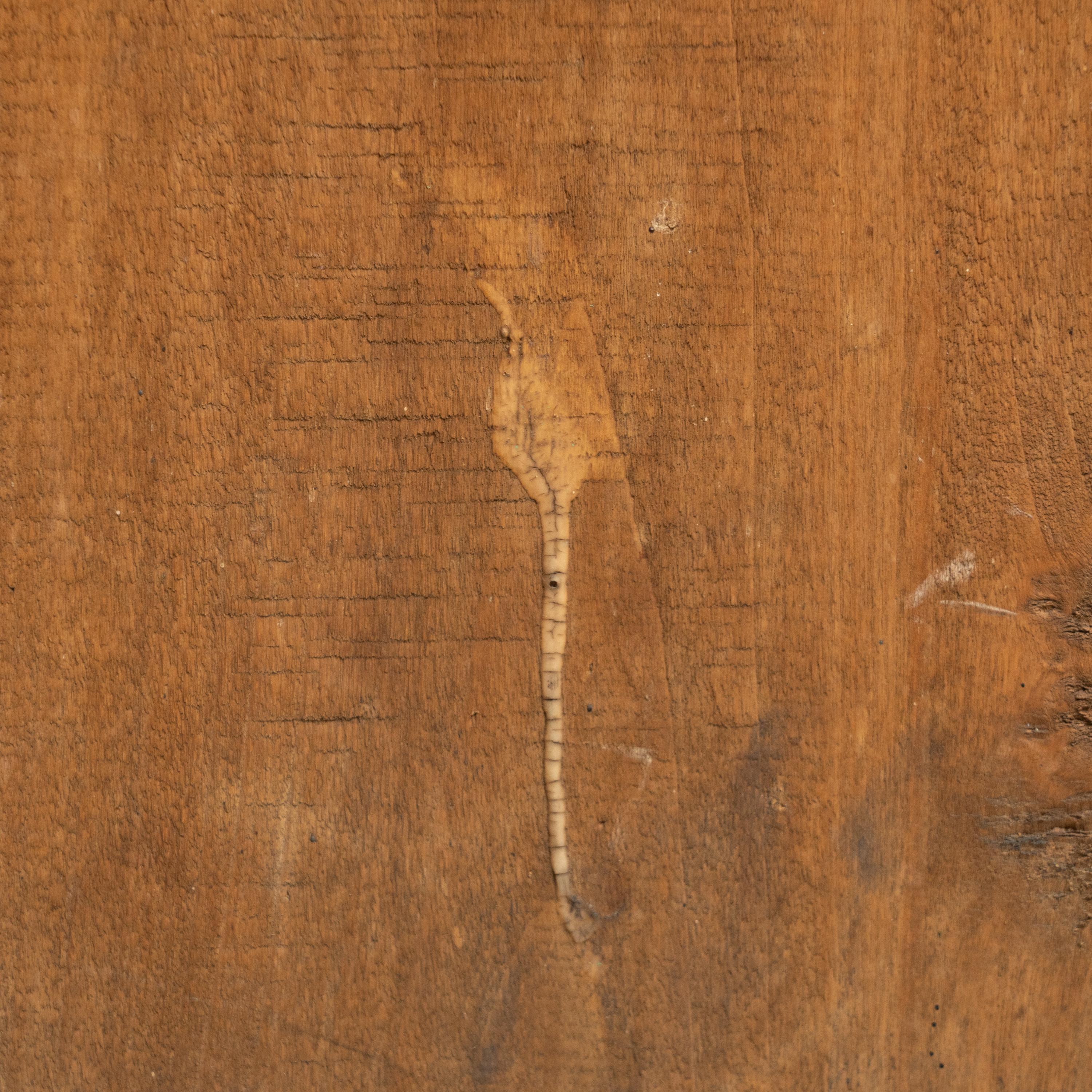 Sgabello vintage in legno spagnolo fatto a mano nel 1960 circa, con una patina elegante e un design senza tempo in vendita 4