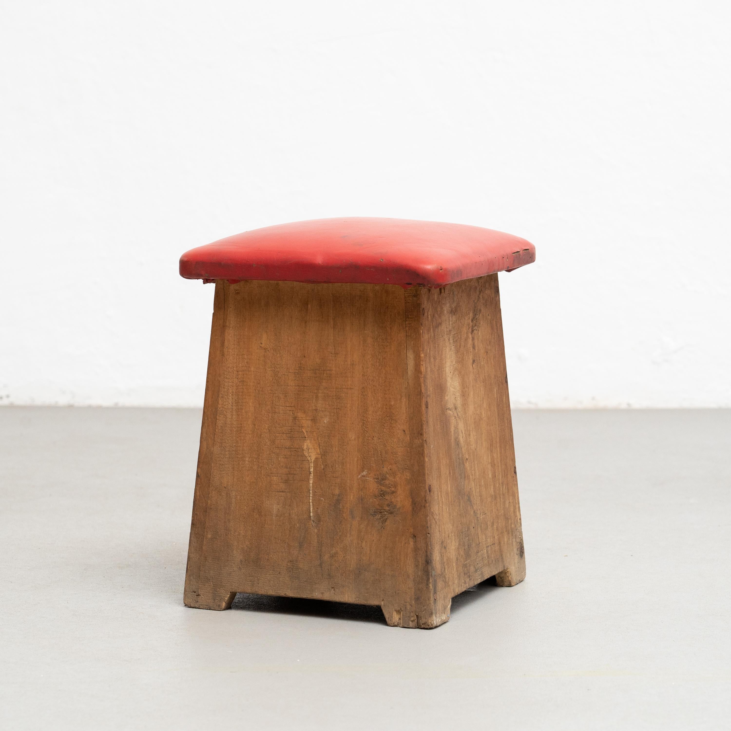 Pelle Sgabello vintage in legno spagnolo fatto a mano nel 1960 circa, con una patina elegante e un design senza tempo in vendita