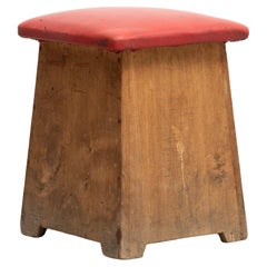 Sgabello vintage in legno spagnolo fatto a mano nel 1960 circa, con una patina elegante e un design senza tempo