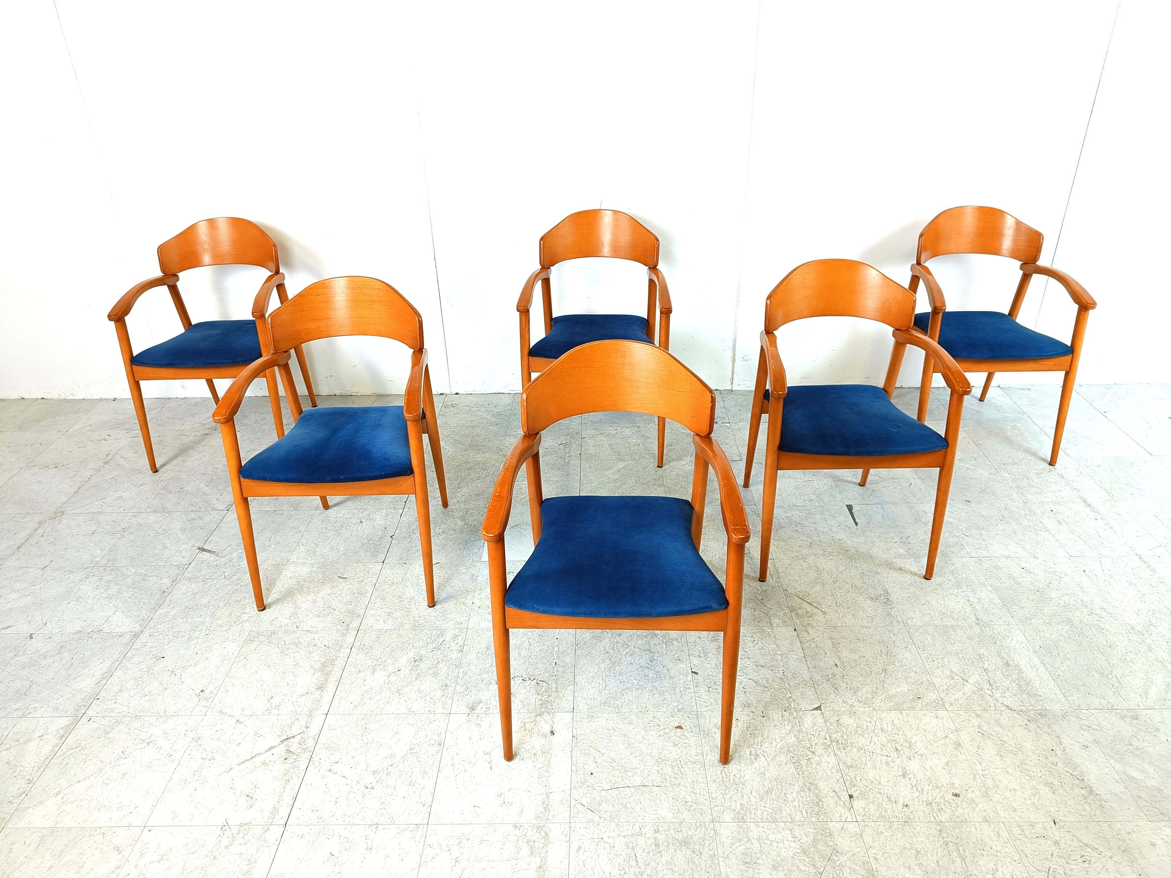 Chaises de salle à manger vintage en bois avec assise en velours bleu.

Conçus et fabriqués en Espagne, ces fauteuils, chaises de salle à manger ou chaises de conférence intemporels sont très bien conçus avec du bois courbé beauitufl et sont très