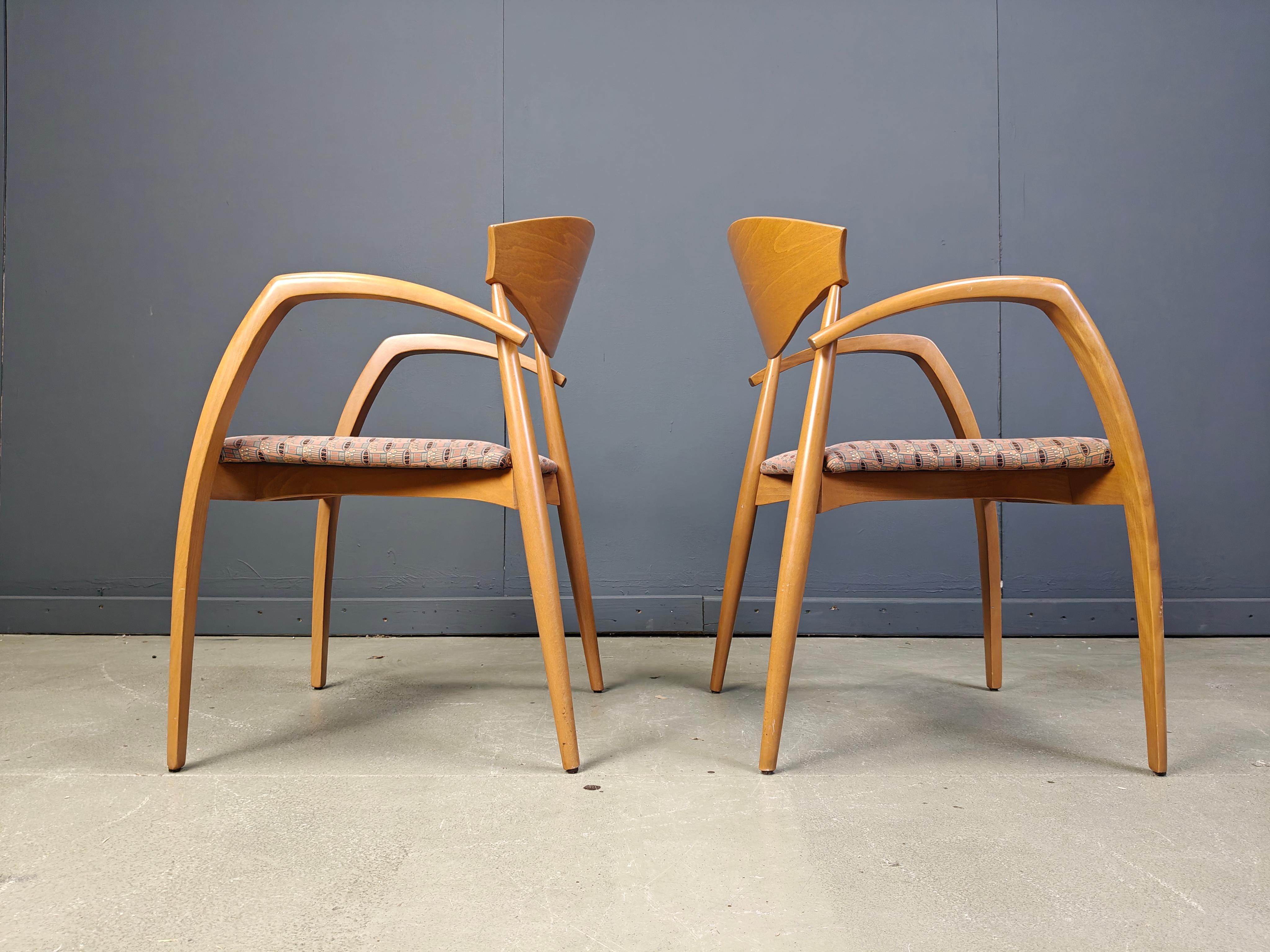 Chaises de salle à manger vintage en bois avec assise en velours bleu.

Conçus et fabriqués en Espagne, ces fauteuils, chaises de salle à manger ou chaises de conférence intemporels sont très bien conçus avec du bois courbé beauitufl et sont très