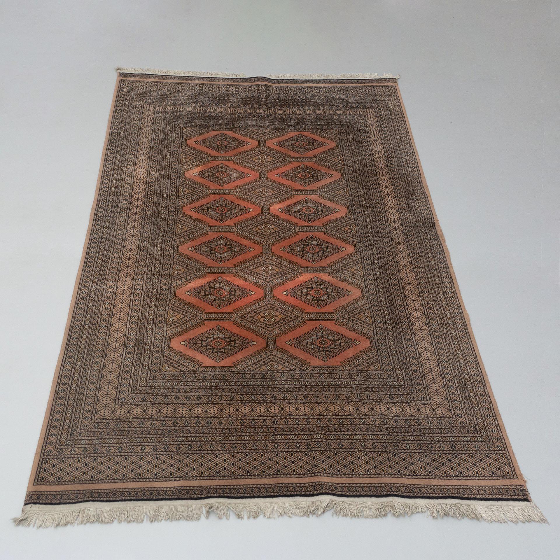 Wool rug by unknown manufacturer from Spain, circa 1940.

In original condition, with minor wear consistent with age and use, preserving a beautiful patina.

Material:
Wool

Dimensions:
D 0.8 cm x W 130 cm x H 200 cm