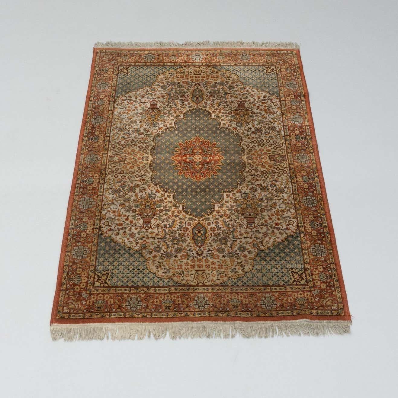 Tapis en laine d'un fabricant espagnol inconnu, vers 1940.

En état d'origine, avec une usure mineure conforme à l'âge et à l'utilisation, préservant une belle patine.

Matériau :
Laine

Dimensions :
D 0,8 cm x L 130 cm x H 200 cm.