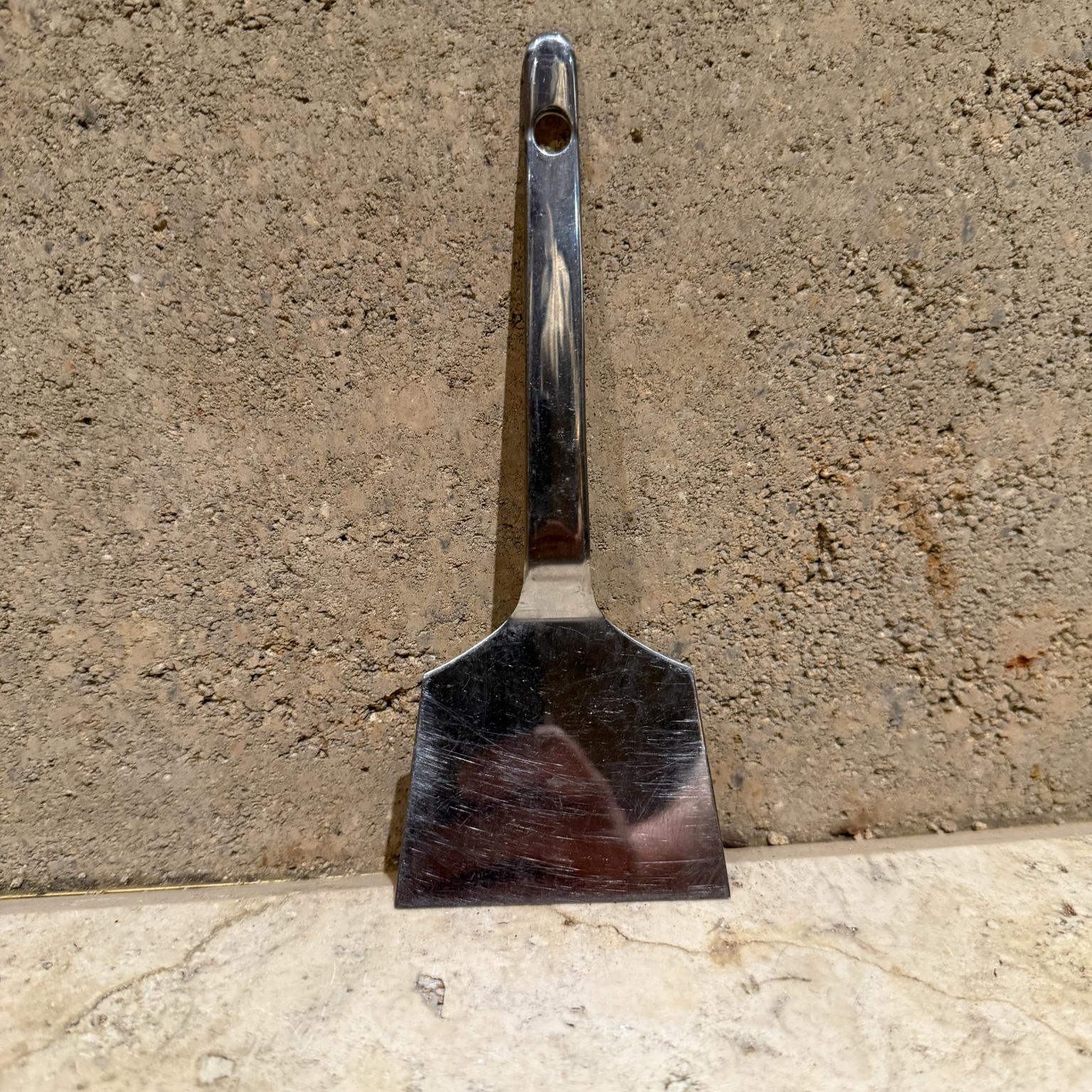 
Stainless Steel Spatula Uternsil
stamped
style Japanese cookware
1 h x 7.38 long x 3 w
Preowned Condition
refer to images