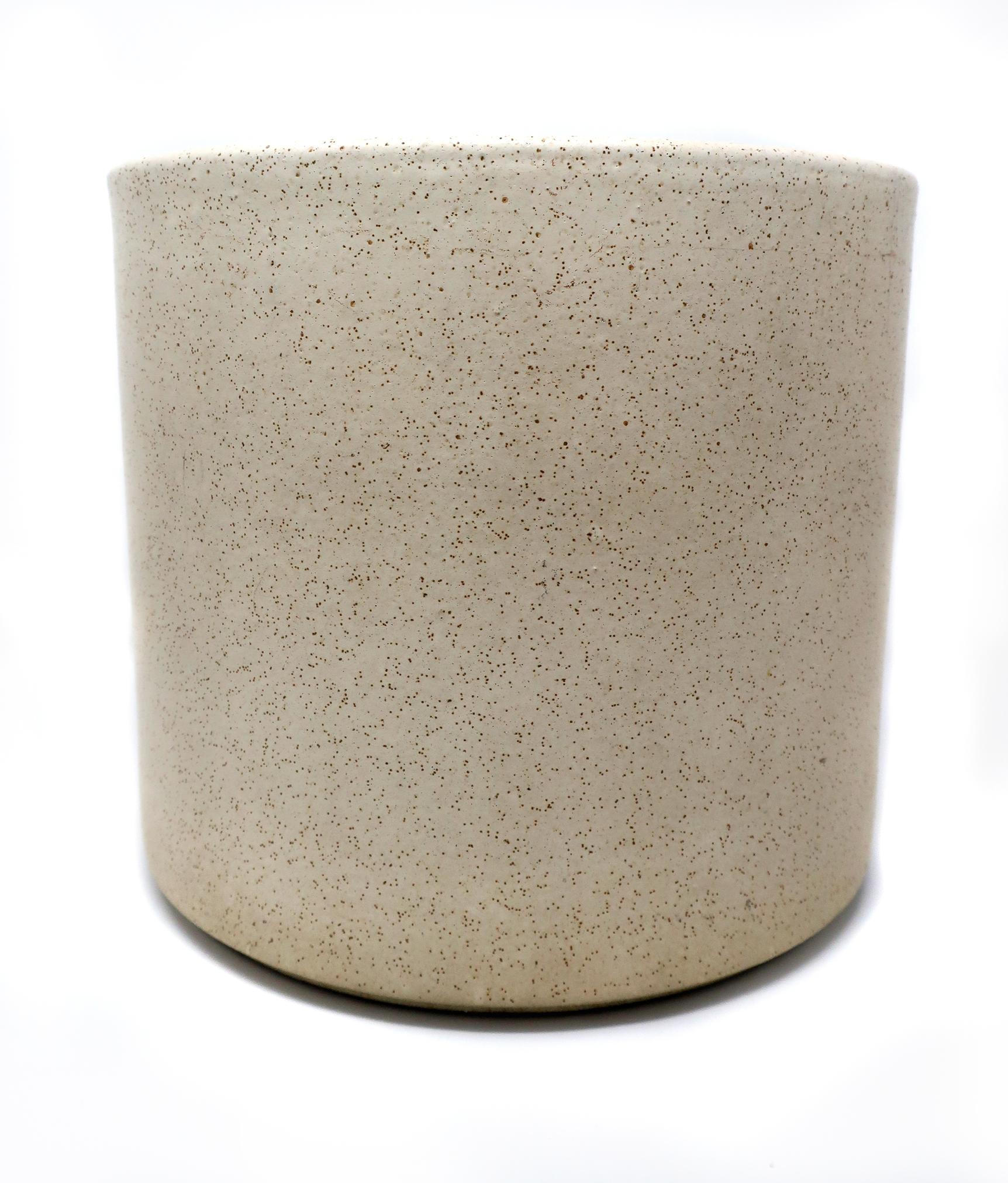 A fantastic off-white Gainey AC 10 ceramic planter with brown speckling that epitomizes the charm and craftsmanship of California handcrafted ceramics. Originally introduced in the early 1960s as the C series, the design was tweaked in the 1970s to