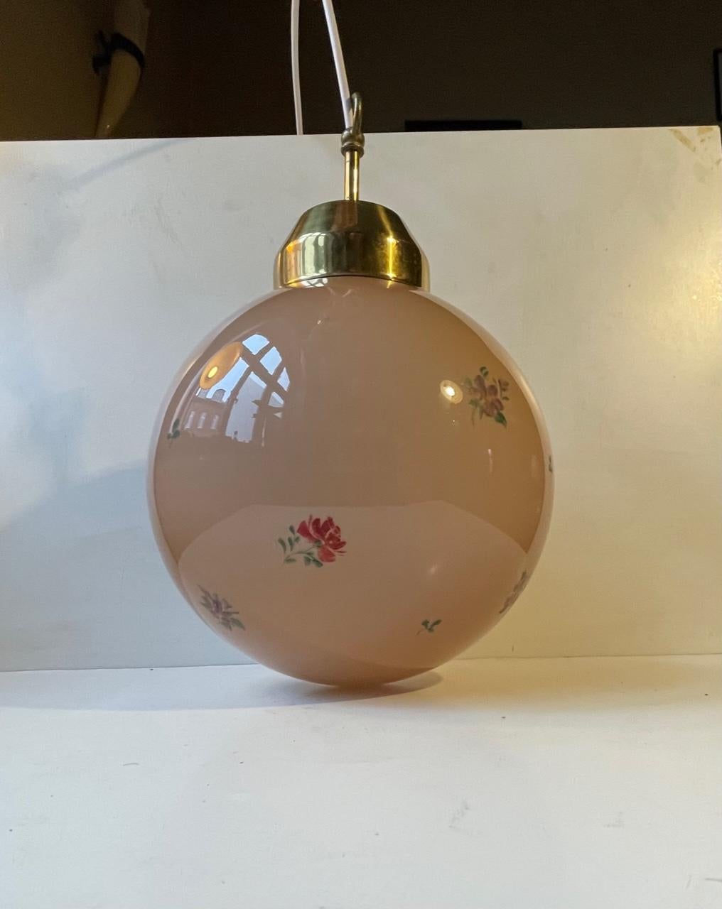 Vintage Spherical Italian Pendant Lamp in Rose Opaline Glass & Brass In Good Condition In Esbjerg, DK