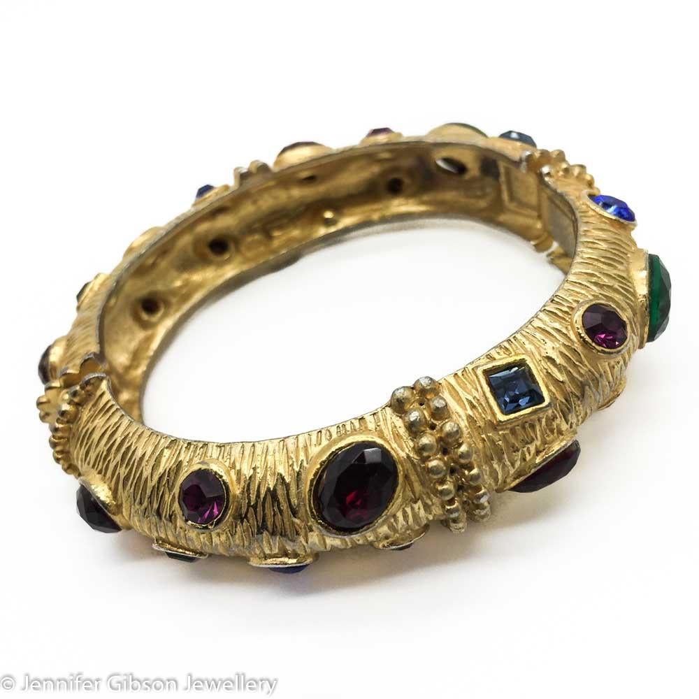 Vintage Sphinx Etruscan Gold Stone Set Bangle 1980s In Good Condition For Sale In Wilmslow, GB