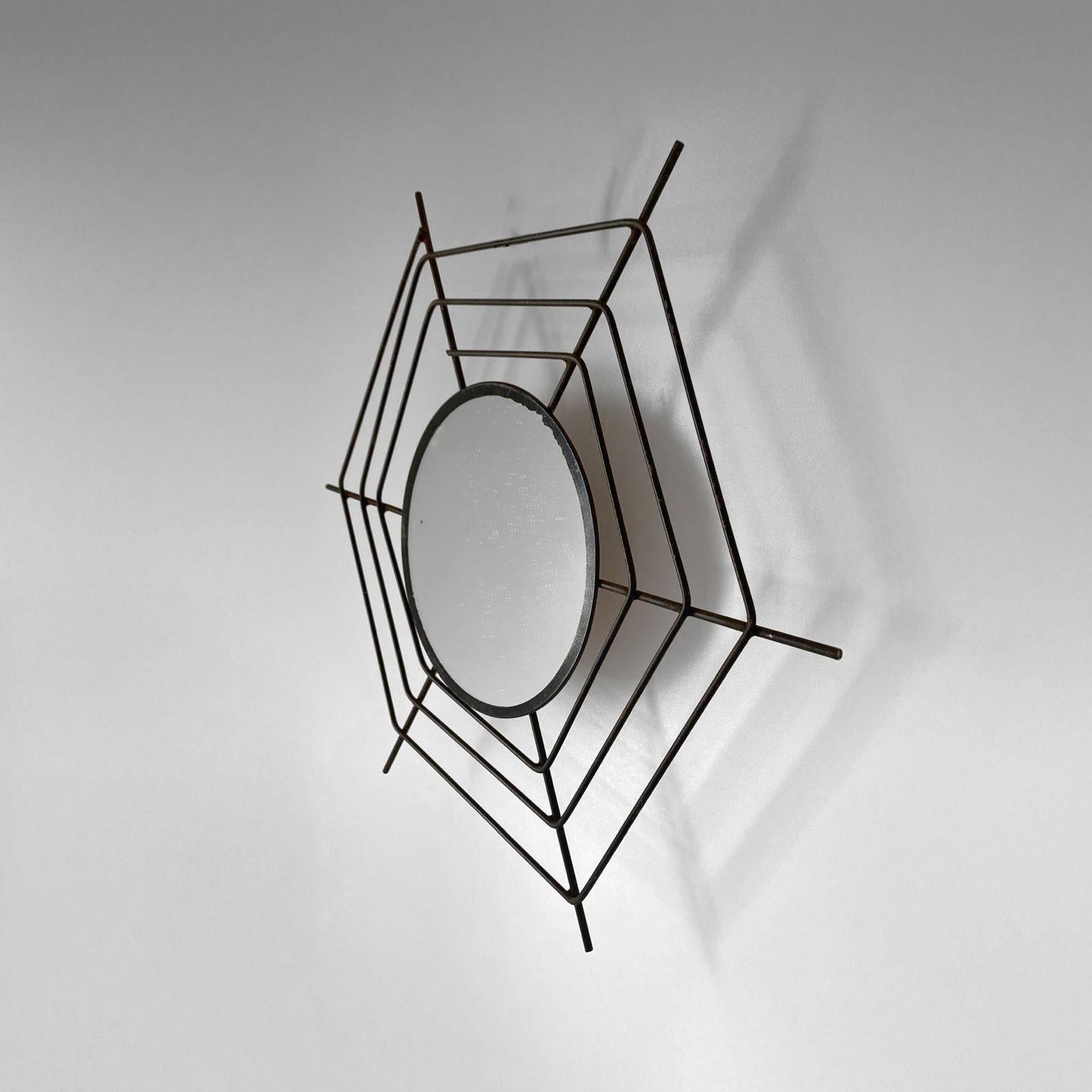 Vintage Spider Web Shaped Wall Mirror. 

Ungewöhnlicher, schlichter Vintage-Wandspiegel aus den 1960er Jahren mit einer einzigartigen Spinnennetzform aus Eisenrohr. Das komplizierte Eisenwerk, das den Spiegel umgibt, verleiht ihm eine dynamische,