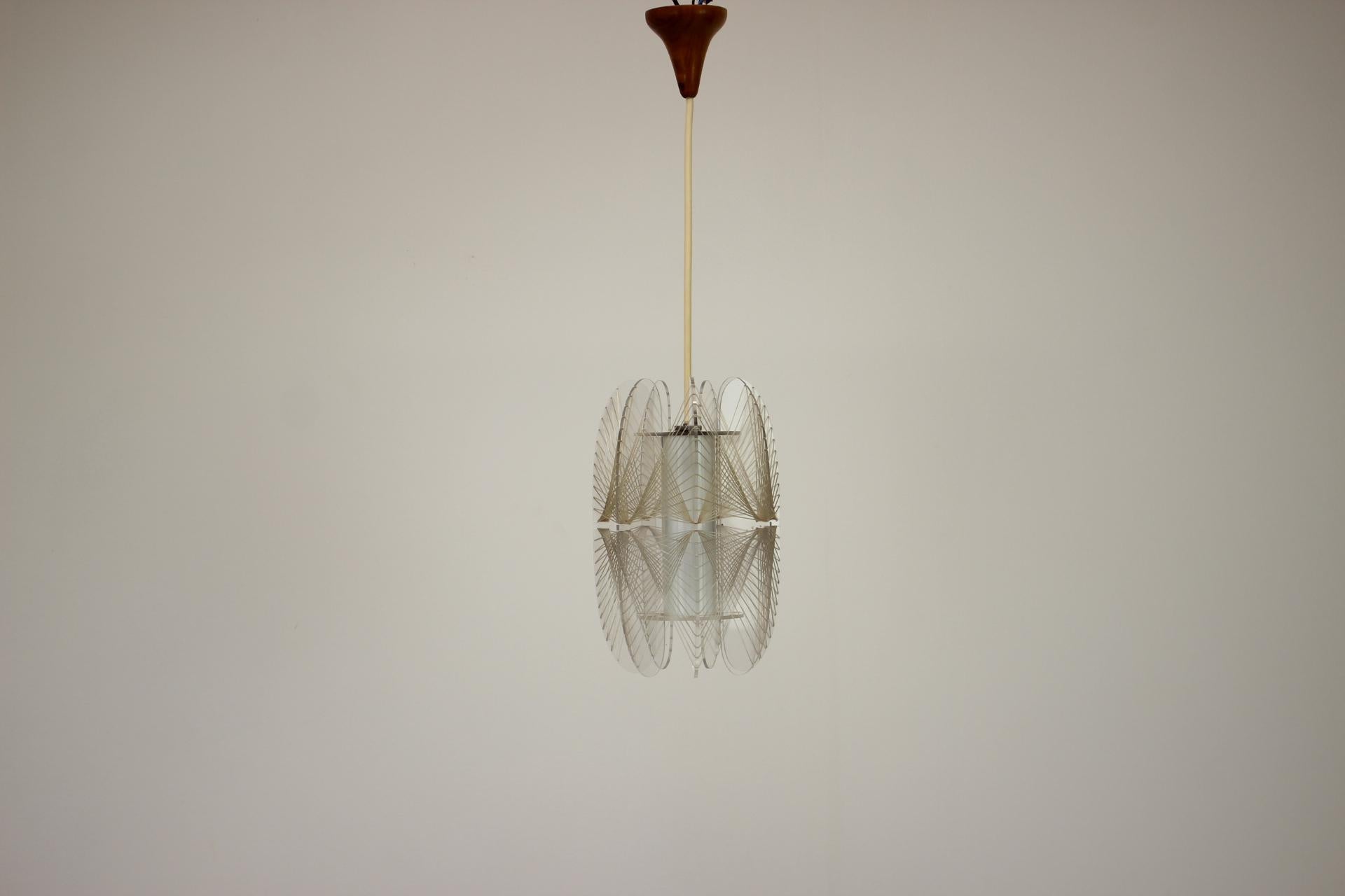 Lampadario a ragnatela d'epoca, realizzato nell'ex Cecoslovacchia nel 1960.
Realizzato in plastica, gomma e vetro.
Rilucidato, pulito, presenta alcuni piccoli segni d'uso e d'età (come l'ingiallimento delle corde).
Completamente funzionante.