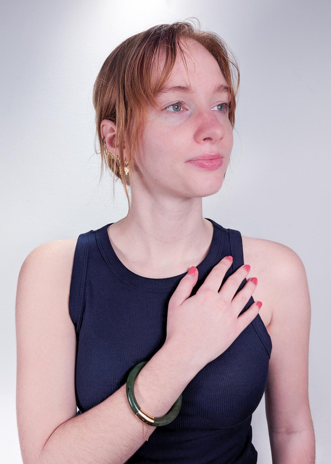 Ein Vintage Gold und Spinat Jade Scharnier chinesischen Armreif oder Armband. 

Dieses handgeschnitzte Jadeit-Armband hat fein gesprenkelte Grüntöne und dekorative Goldscharniere, die sich in gutem Zustand befinden. 

Das Armband lässt sich weit