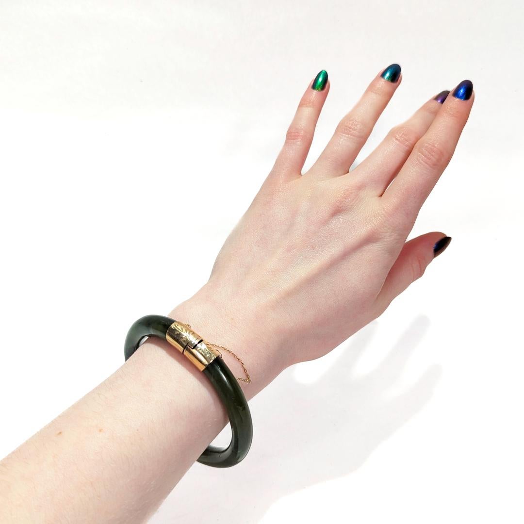 Chinesischer Vintage-Armreif oder Armband mit Scharnier aus Spinat, Jade und 14 Karat Gold Damen