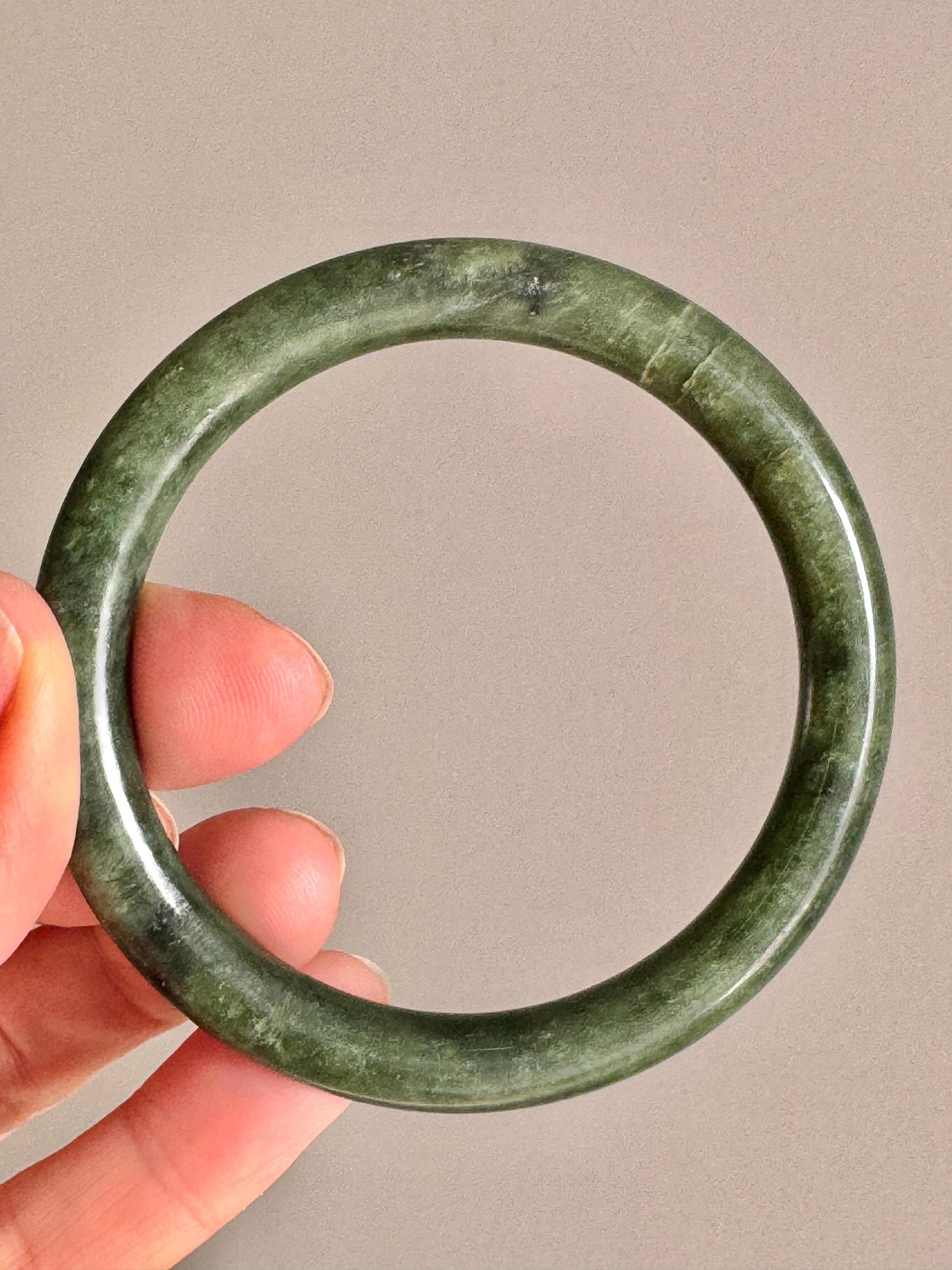 Vintage Spinat Jade Armreif Armband im Zustand „Hervorragend“ in Lake Worth, FL