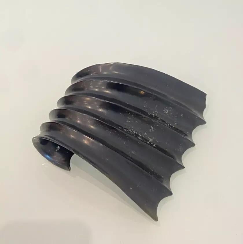 Una scultura orientale d'epoca in giada spinaci, scolpita in una bellissima forma unica con un design a volute che la rende un oggetto decorativo raro e insolito.