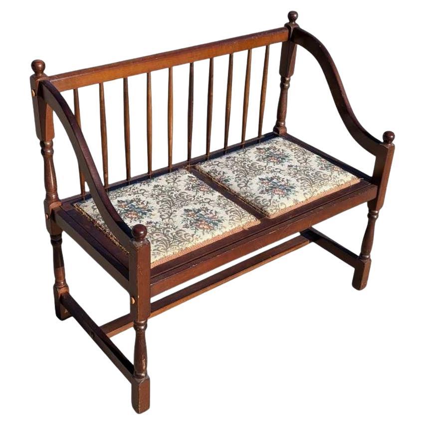 Vieille banquette à dos fuseau, banc tapissé de fleurs, années 1970 aux États-Unis