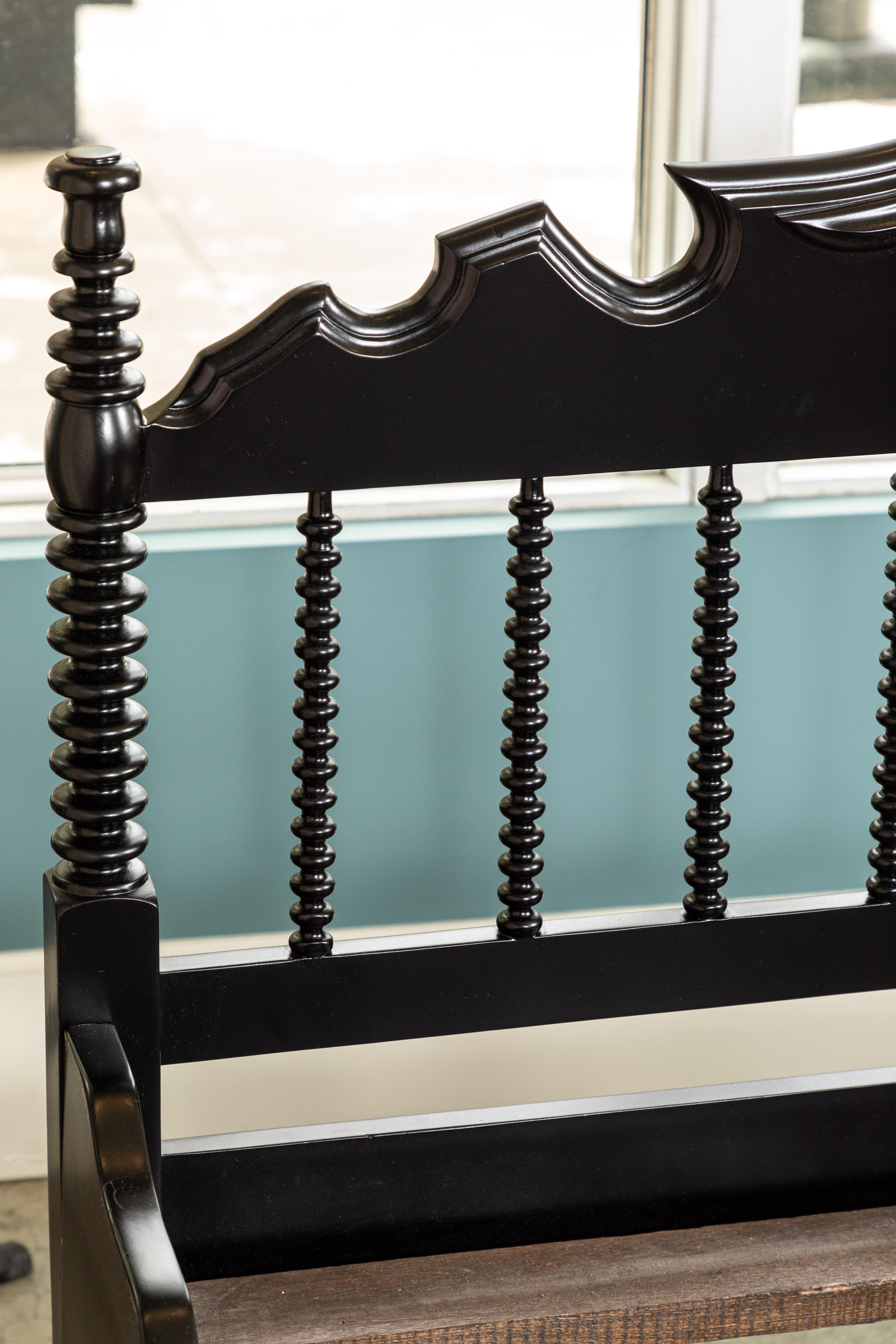 Vintage Style Spindle Queen Bed with Footboard 1