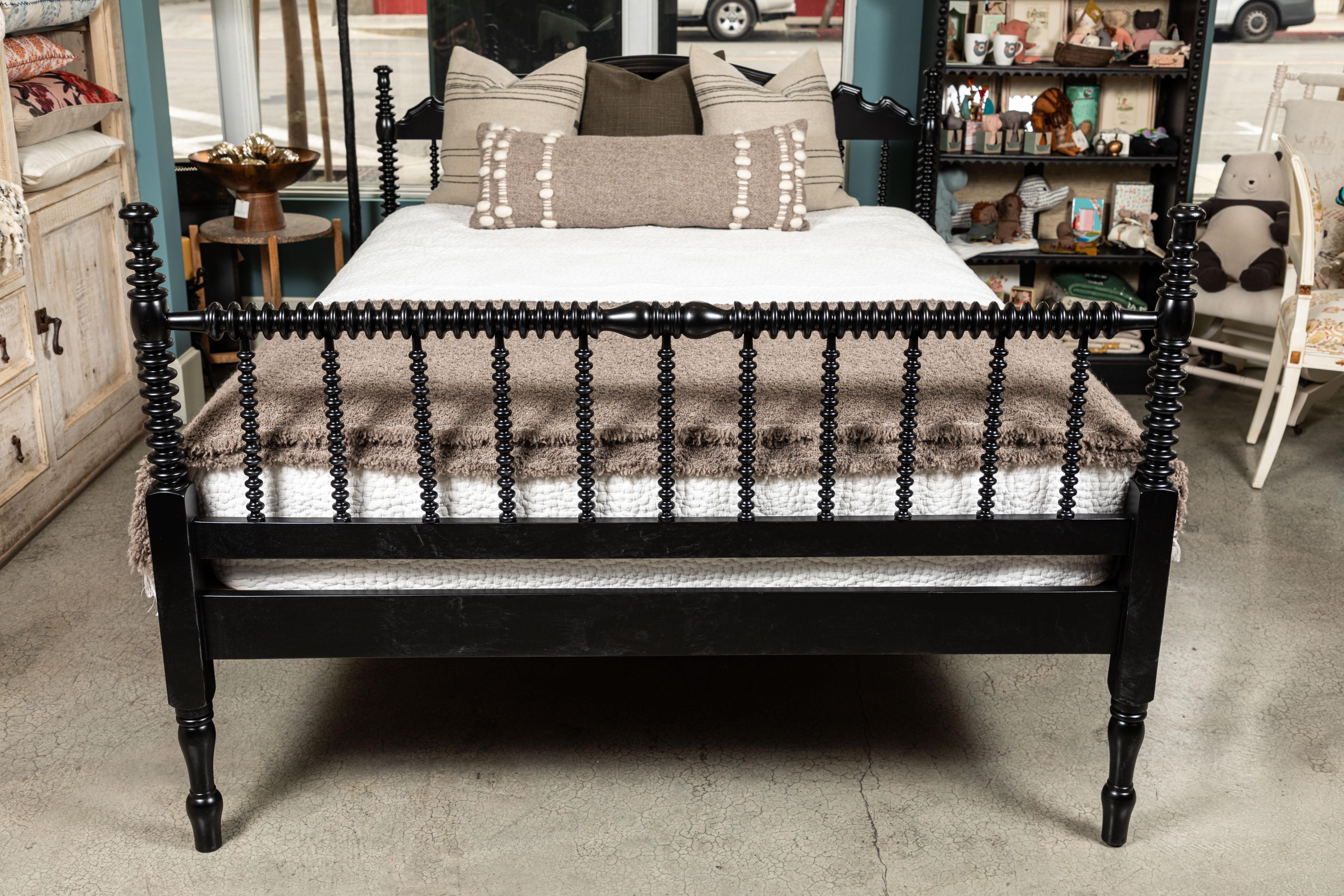 Spindle store bed queen