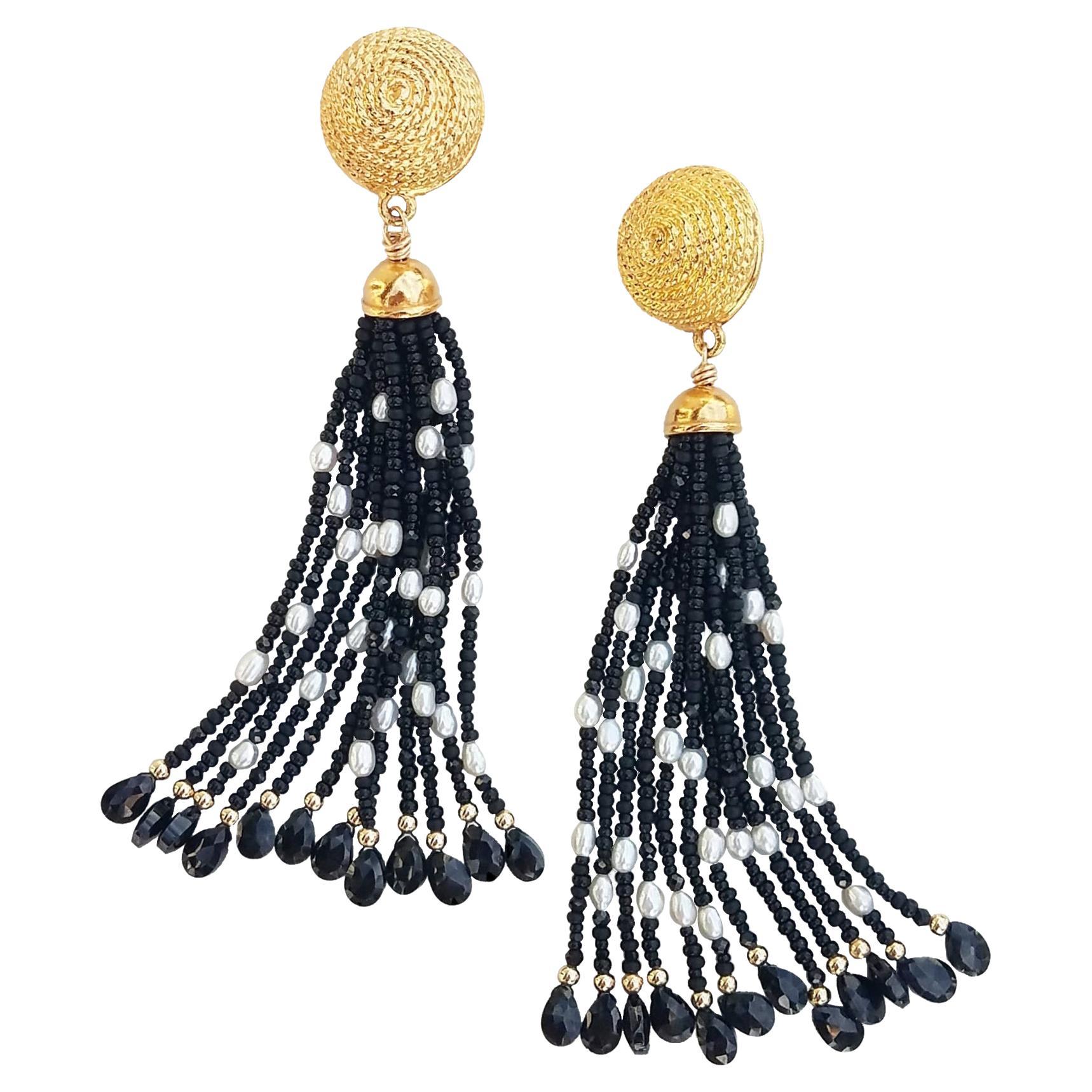 Orecchini con nappe di spinello e perle vintage