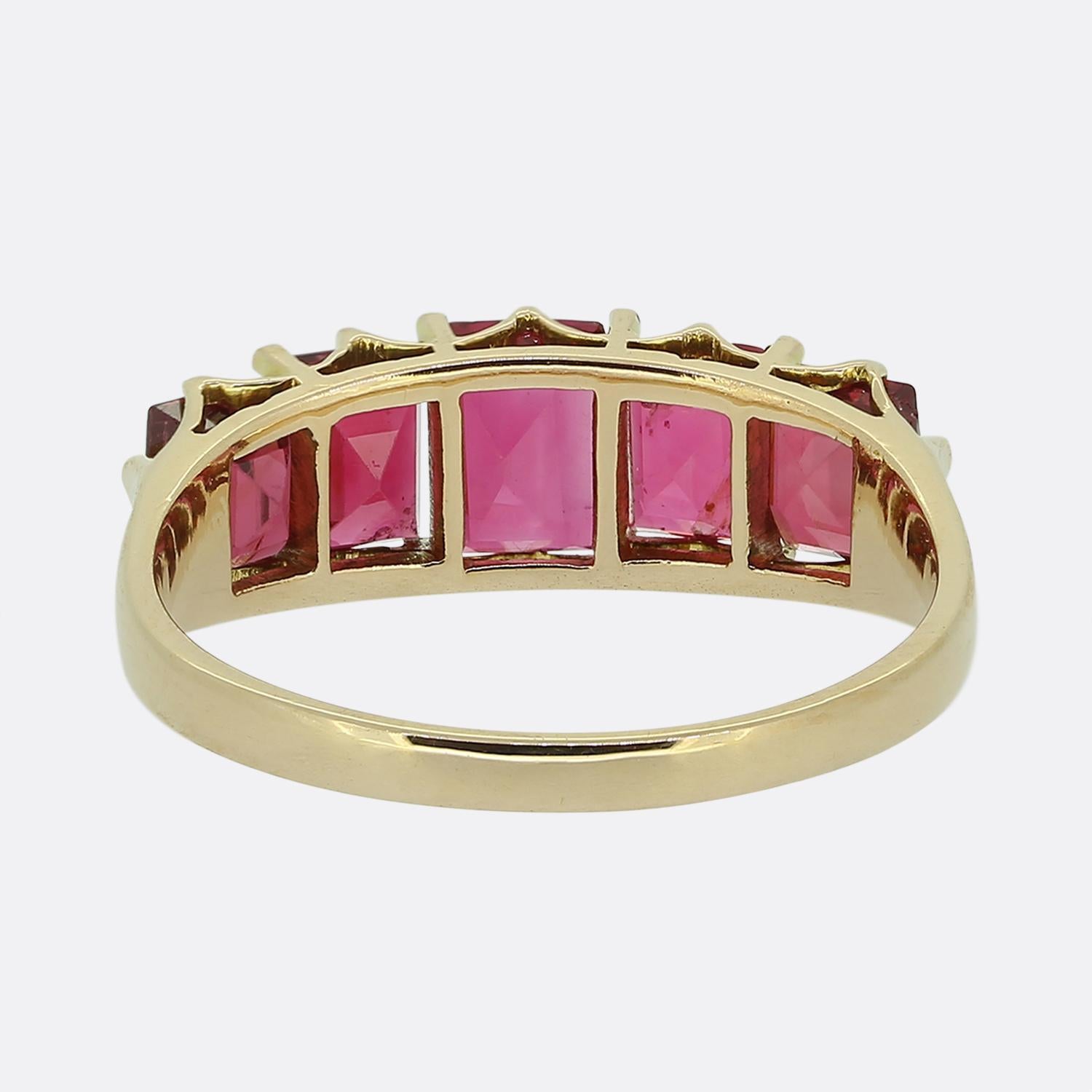 Vintage Spinel Five-Stone Ring In Good Condition For Sale In London, GB